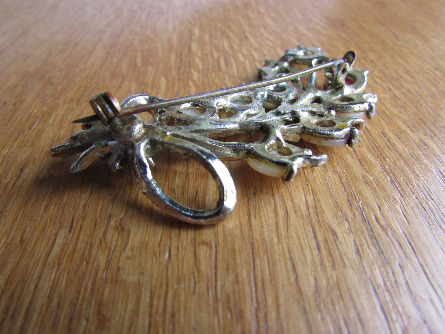 1950s leaf sprig brooch with pearlescent cabochon/flat disc detail