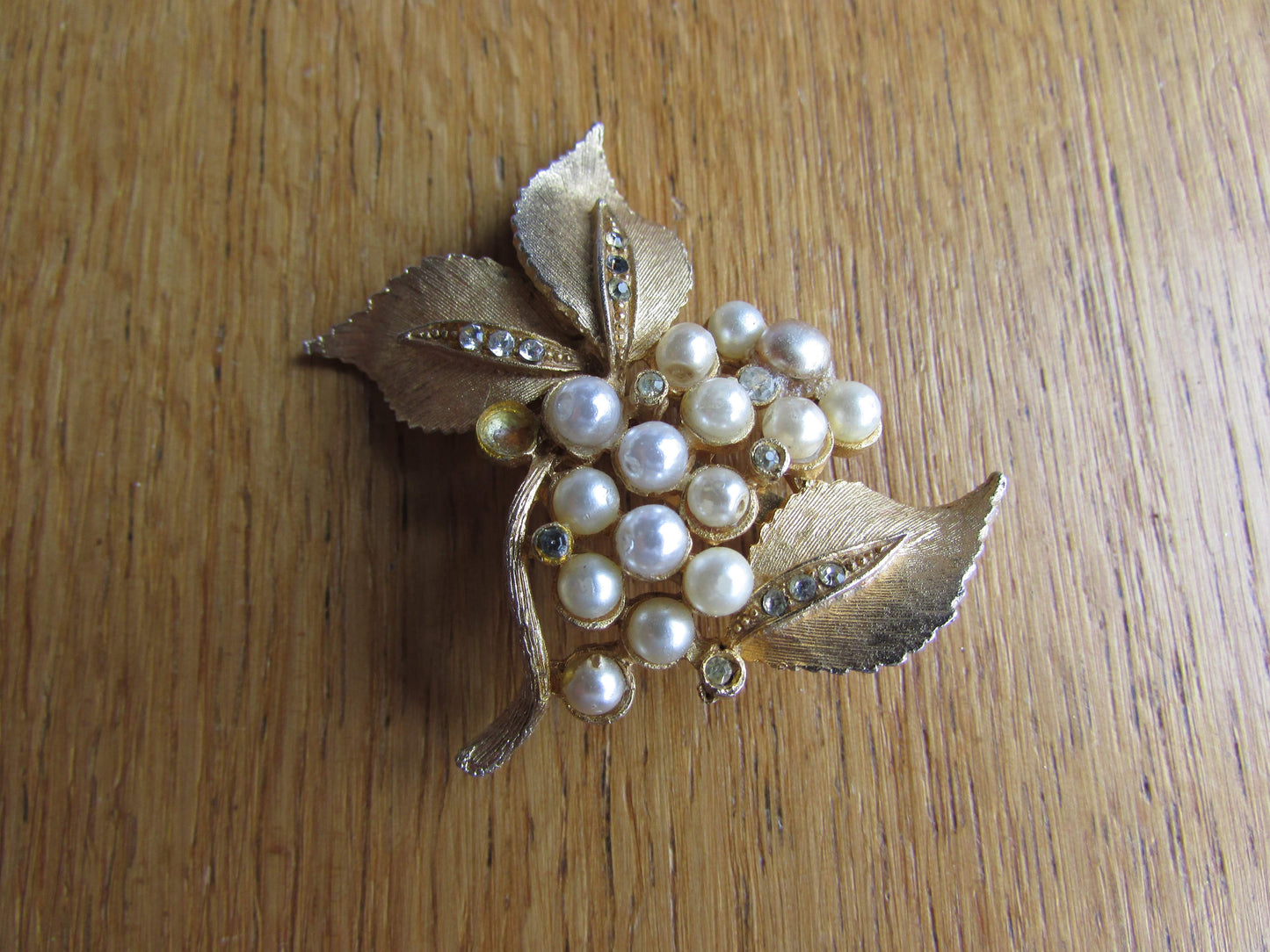 Vintage gold-tone leaf & faux pearl flower brooch