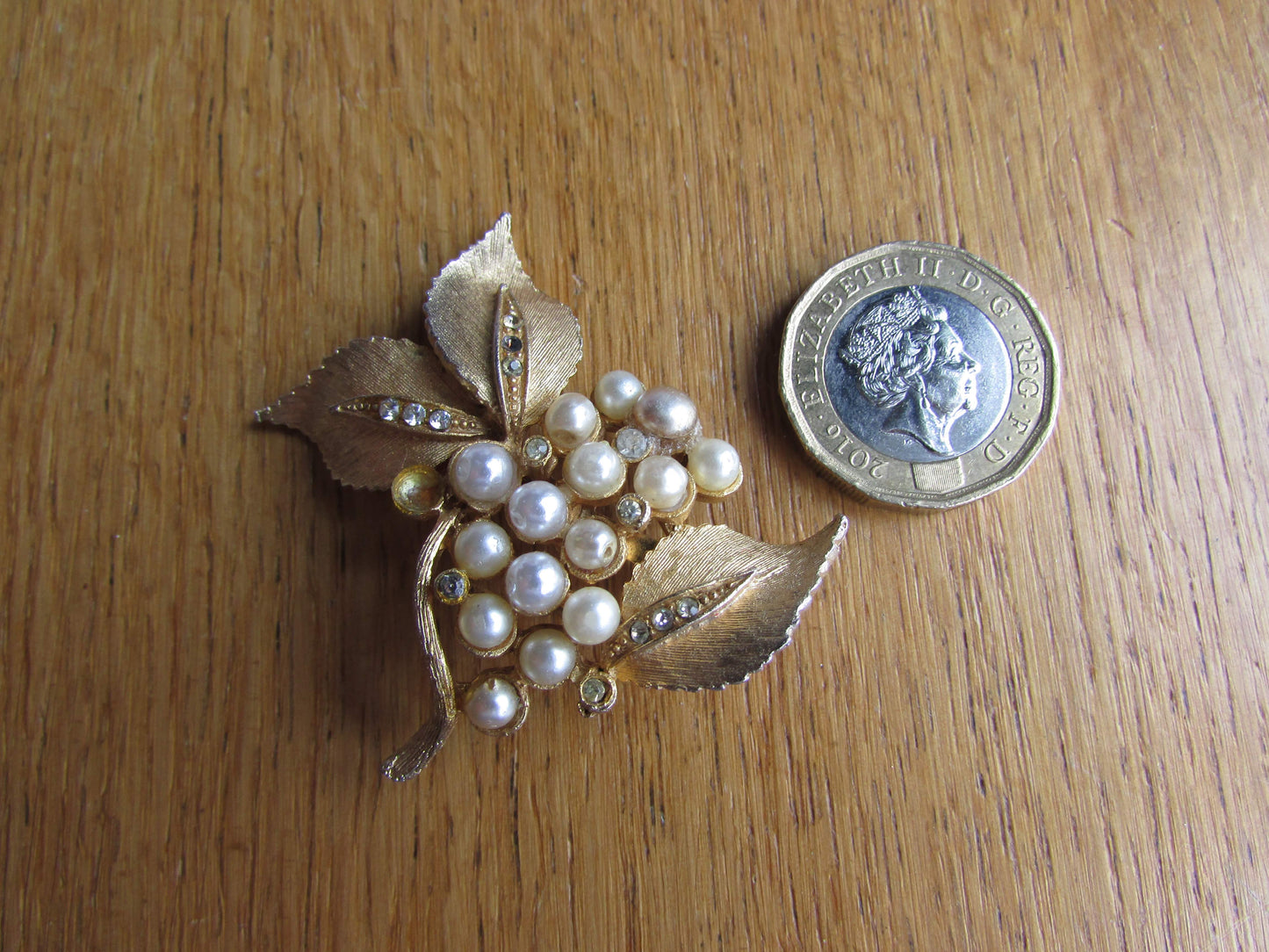 Vintage gold-tone leaf & faux pearl flower brooch