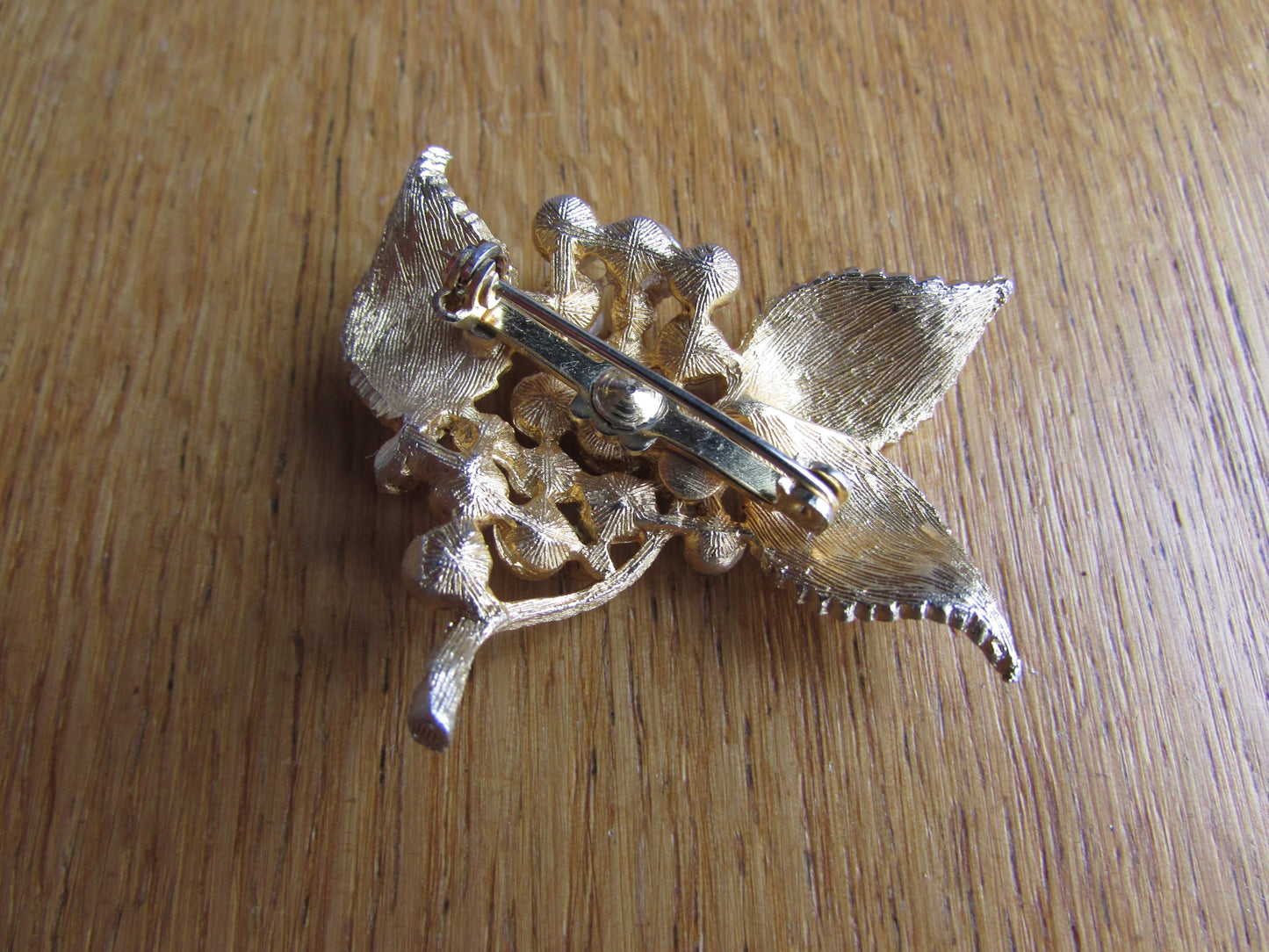 Vintage gold-tone leaf & faux pearl flower brooch
