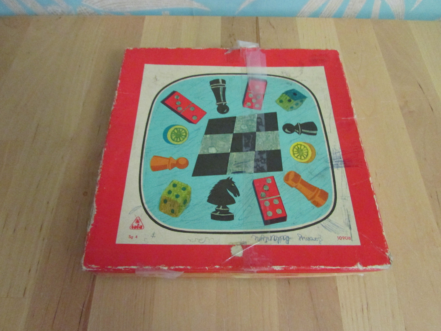 Vintage Czechoslovakian 'tofa' miniature compendium of social board games,