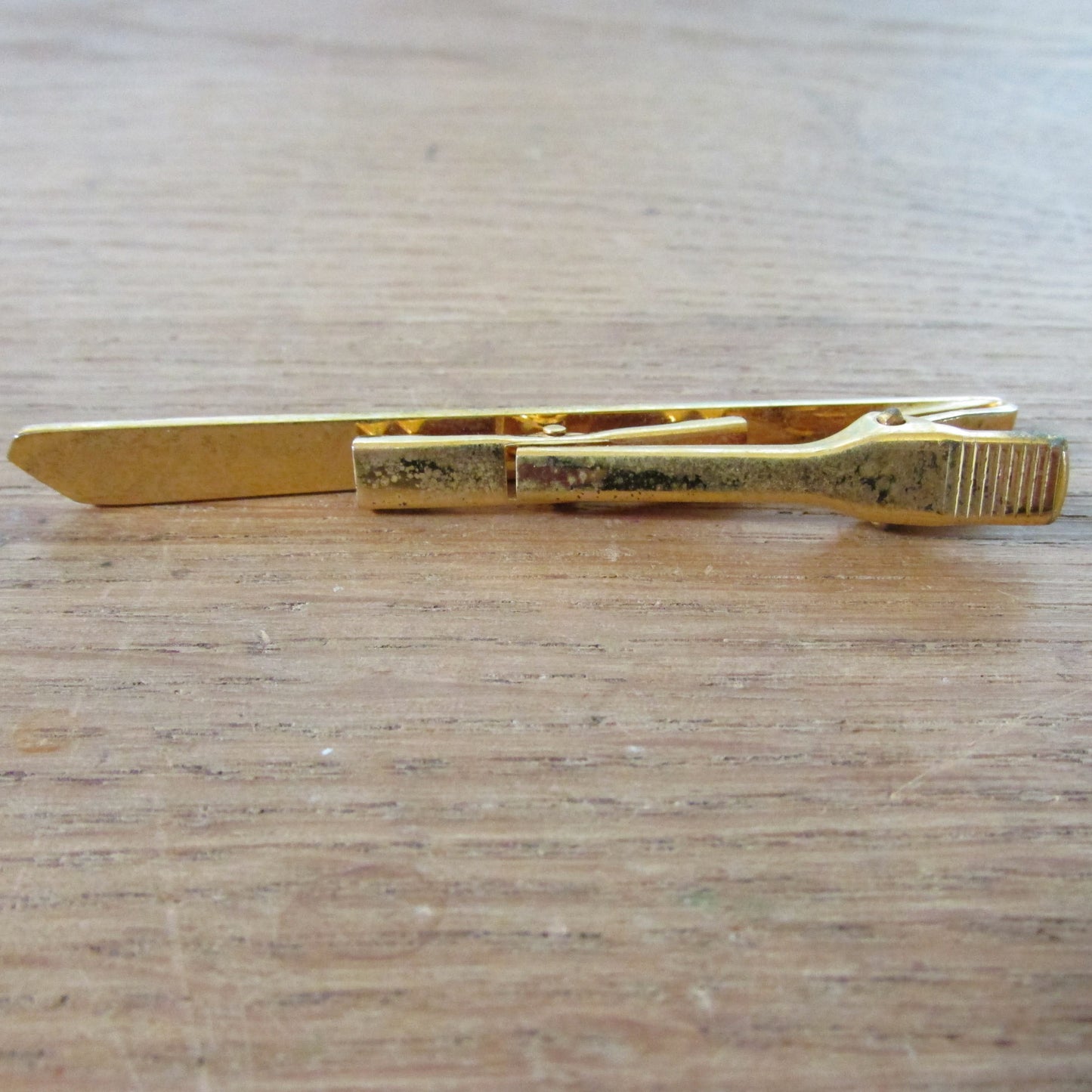 Vintage Sophos gold-tone tie clip in gold-coloured tin