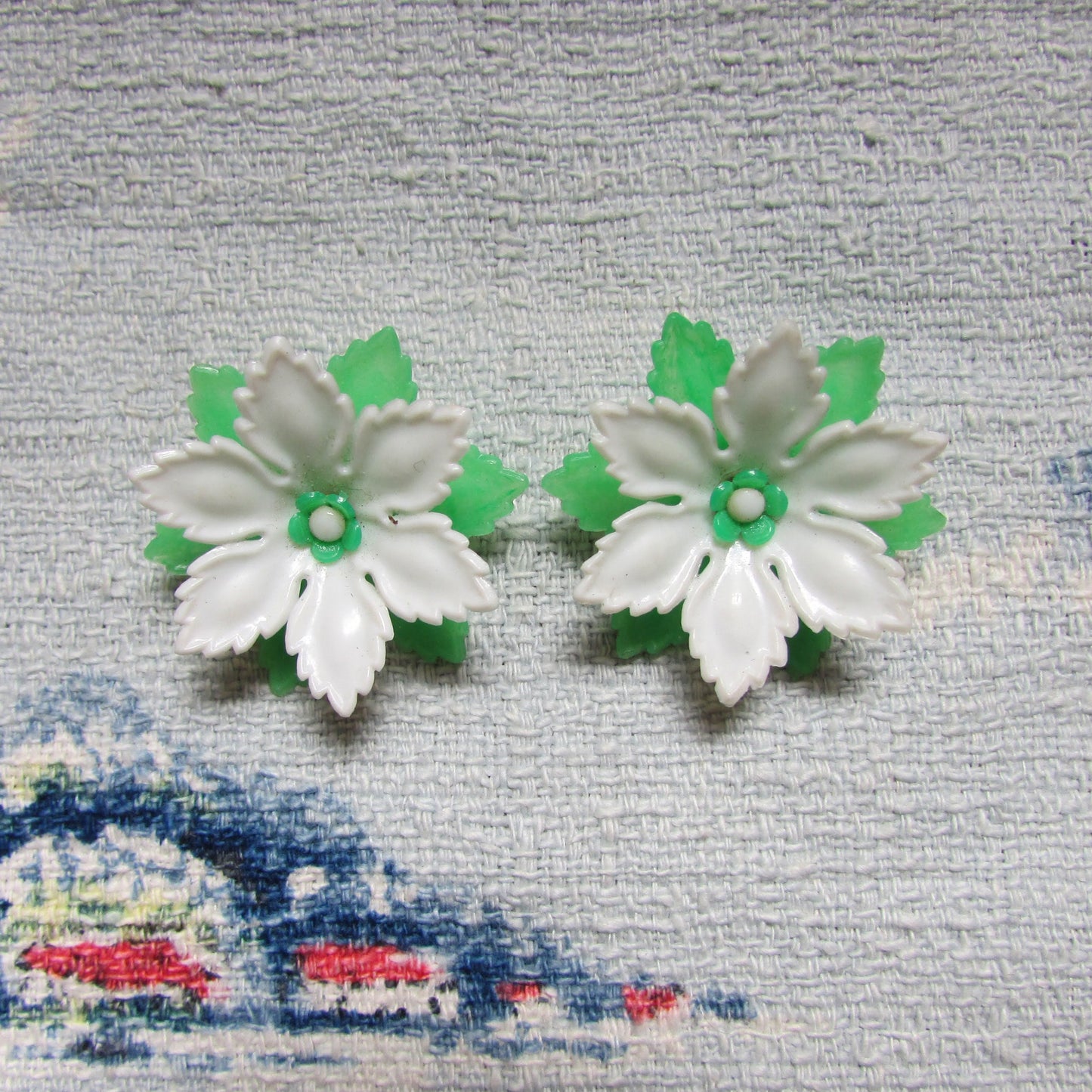 1960s green & white plastic flower clip-on earrings