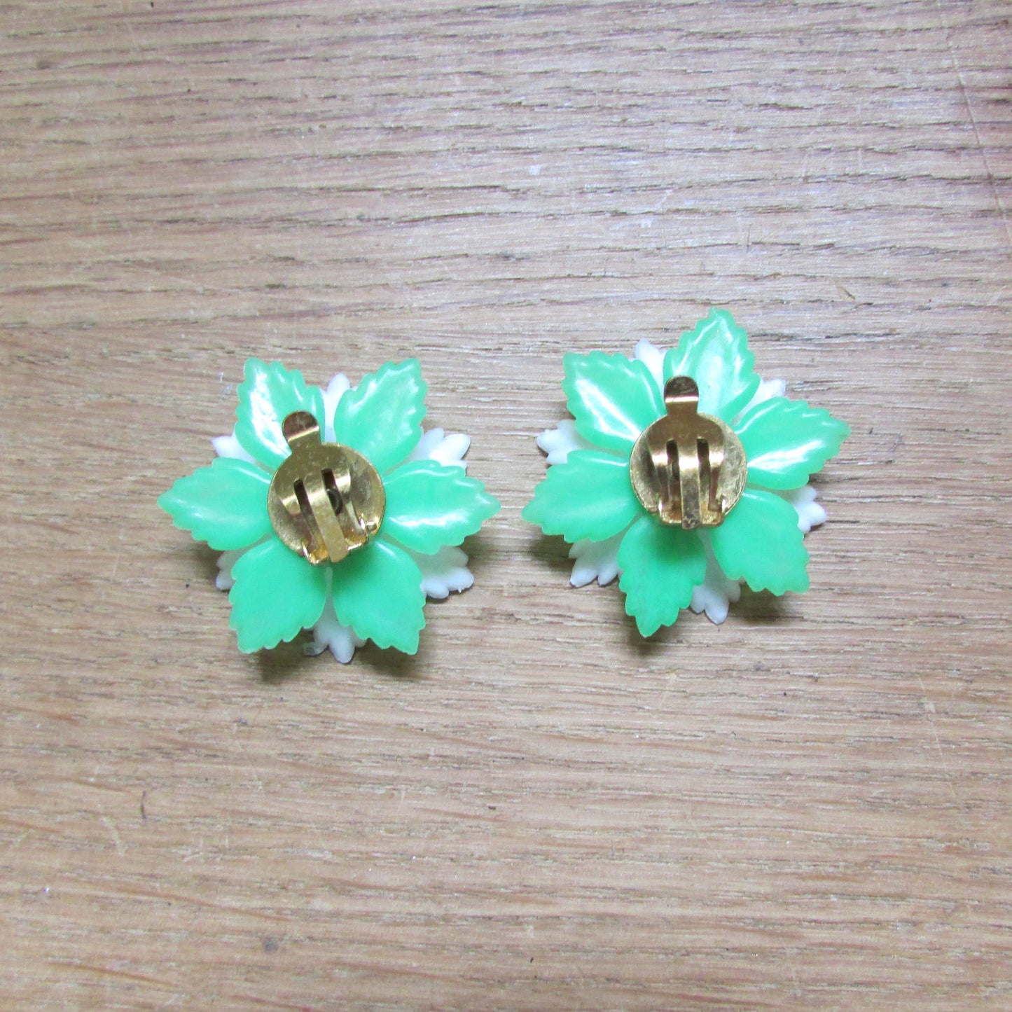 1960s green & white plastic flower clip-on earrings