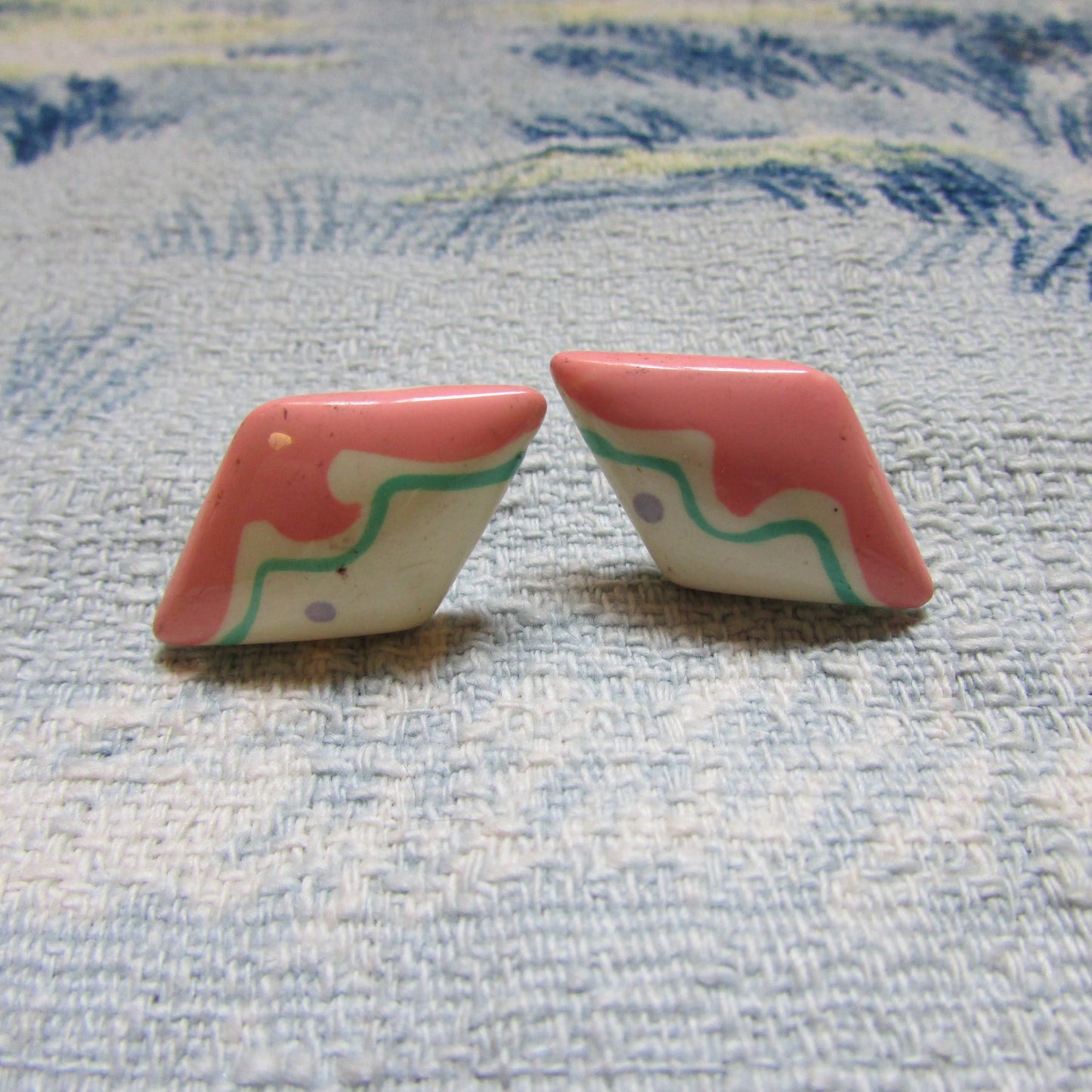 1980s pastel geometric diamond-shaped stud earrings