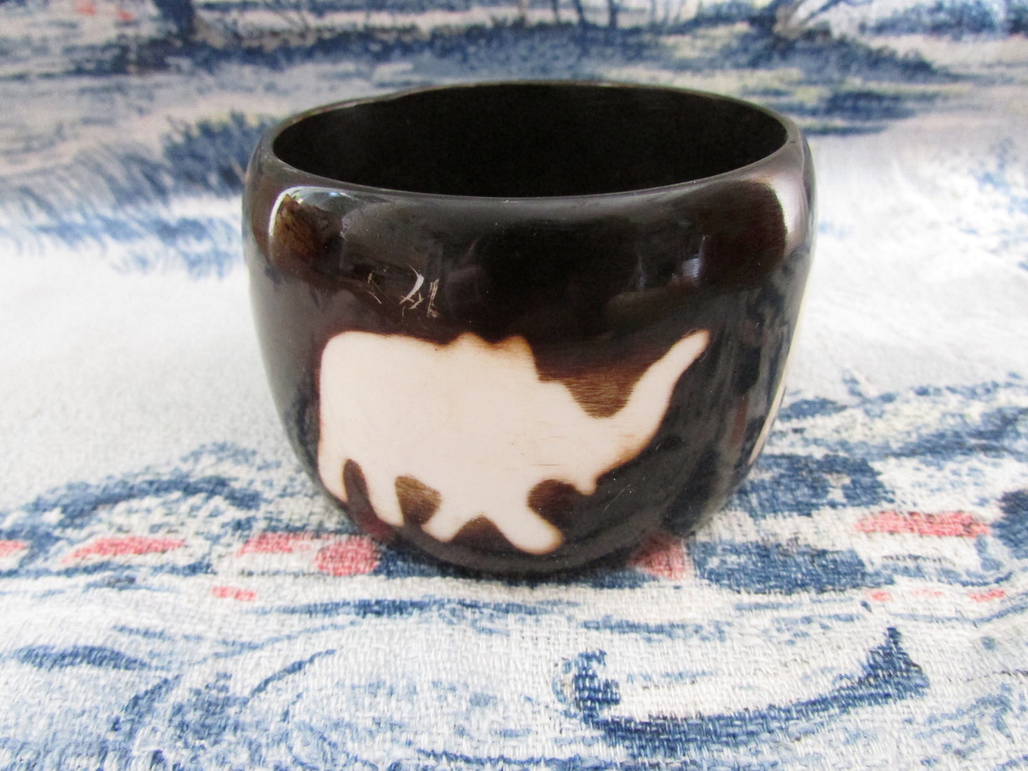 Vintage wide resin bangle with contrast elephant motif