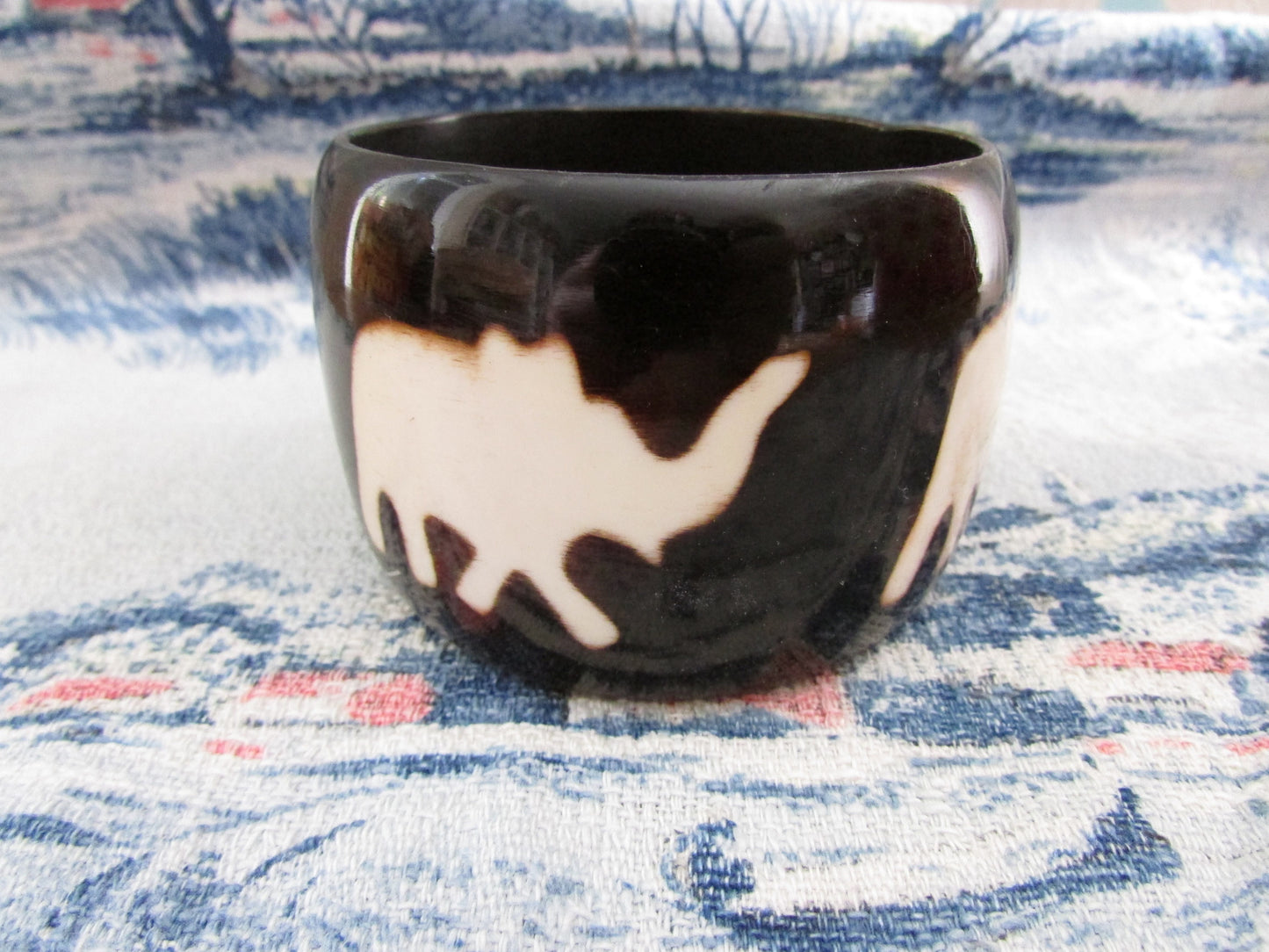 Vintage wide resin bangle with contrast elephant motif