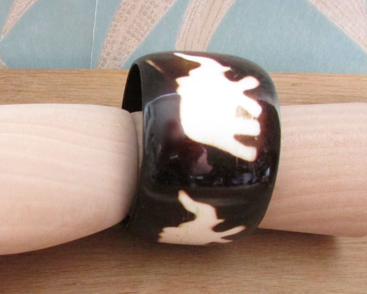 Vintage wide resin bangle with contrast elephant motif