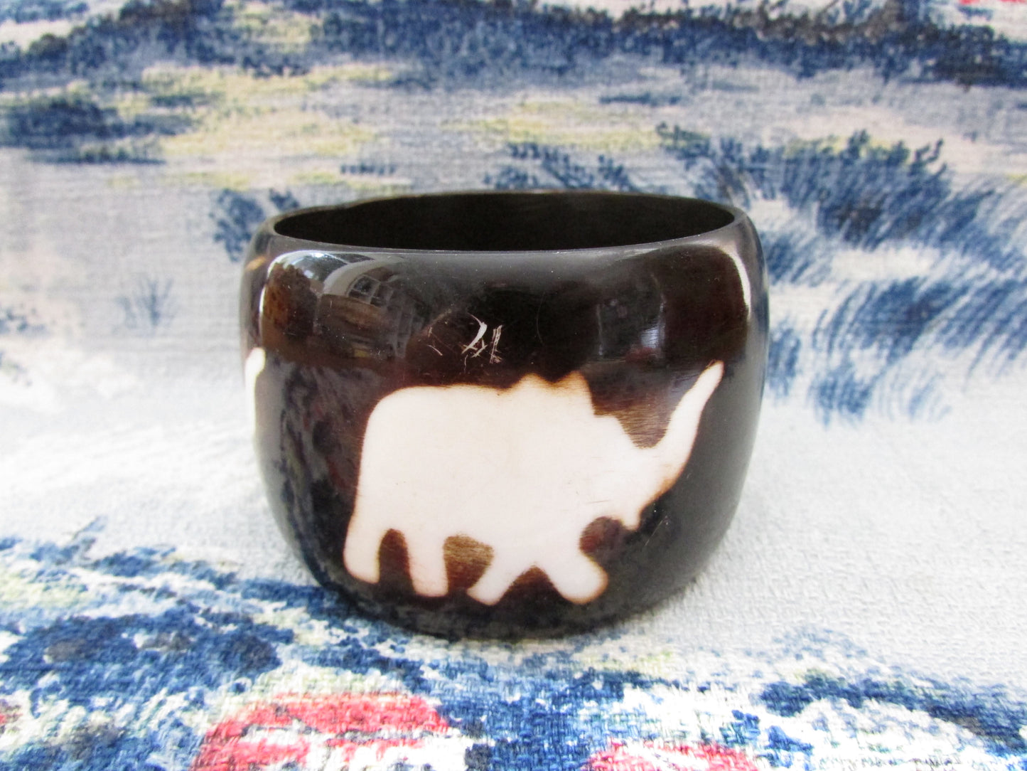 Vintage wide resin bangle with contrast elephant motif