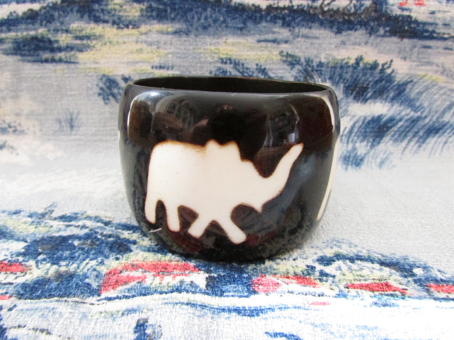 Vintage wide resin bangle with contrast elephant motif