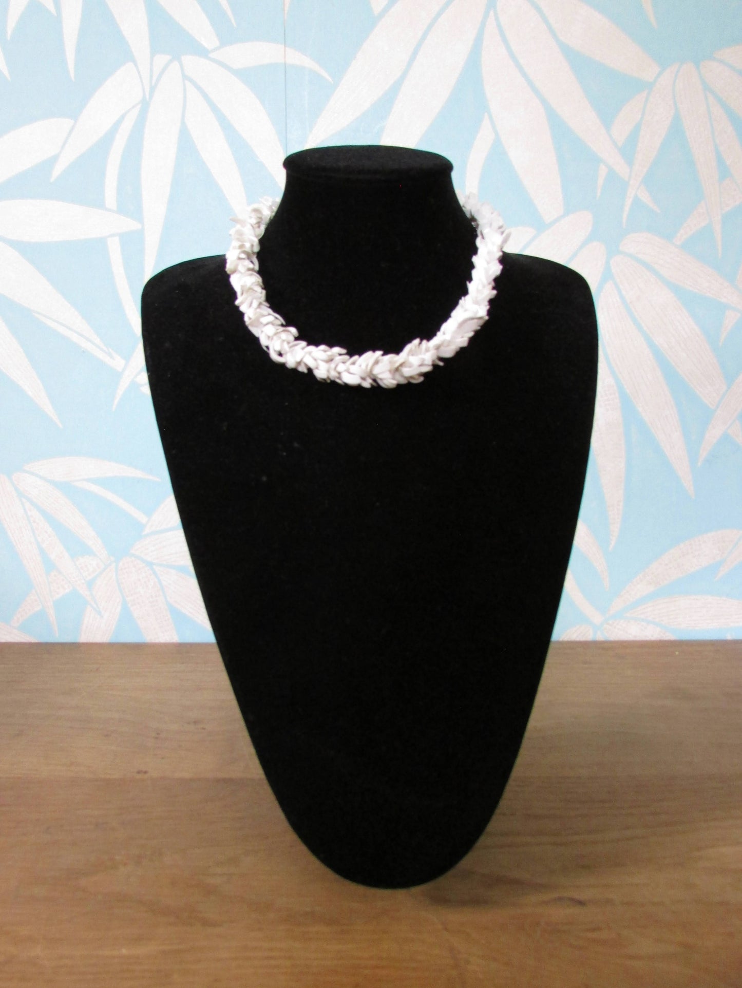 1970s cream shell chip cluster necklace