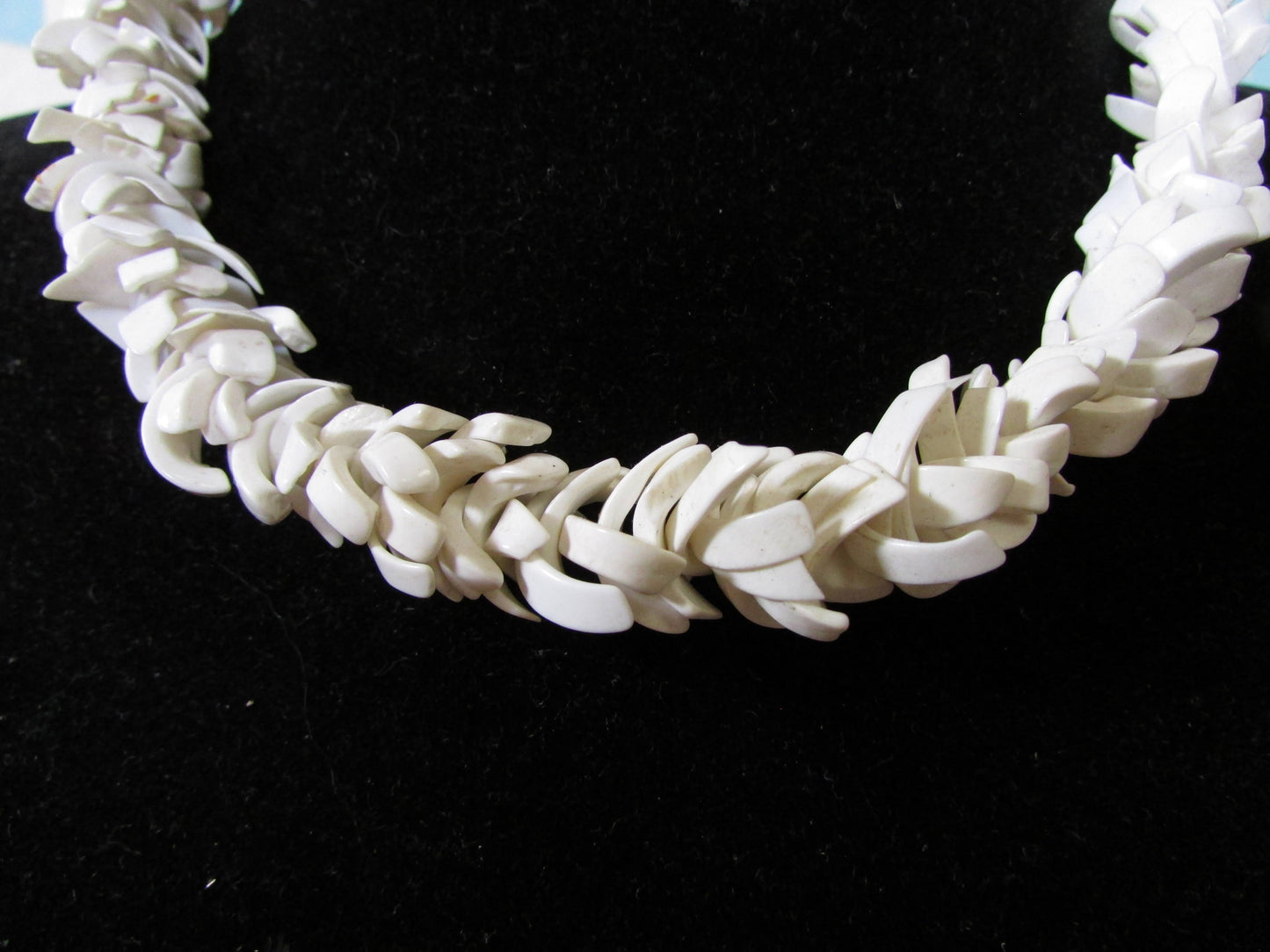 1970s cream shell chip cluster necklace