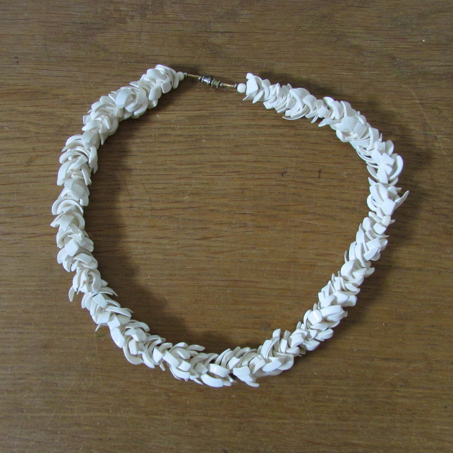 1970s cream shell chip cluster necklace