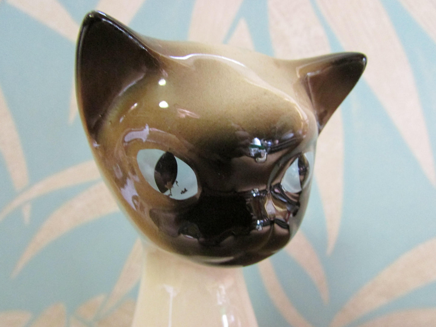 1960s/70s ceramic Siamese cat figurine with sealpoint markings