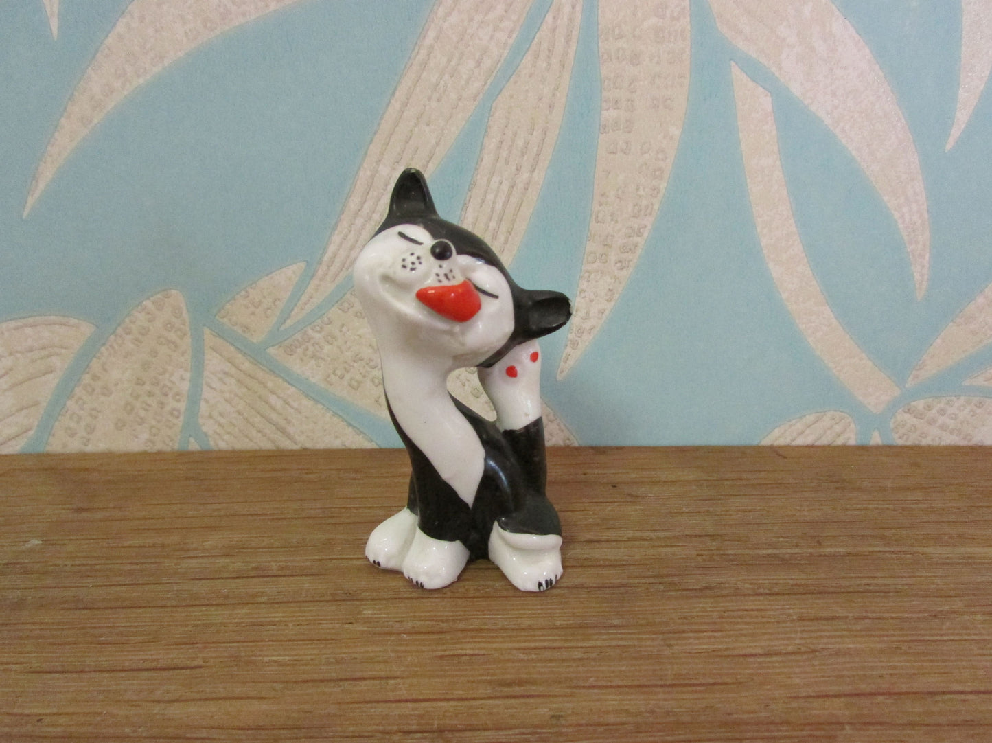 circa. 1960s small ceramic comical black & white scratching cat figurine