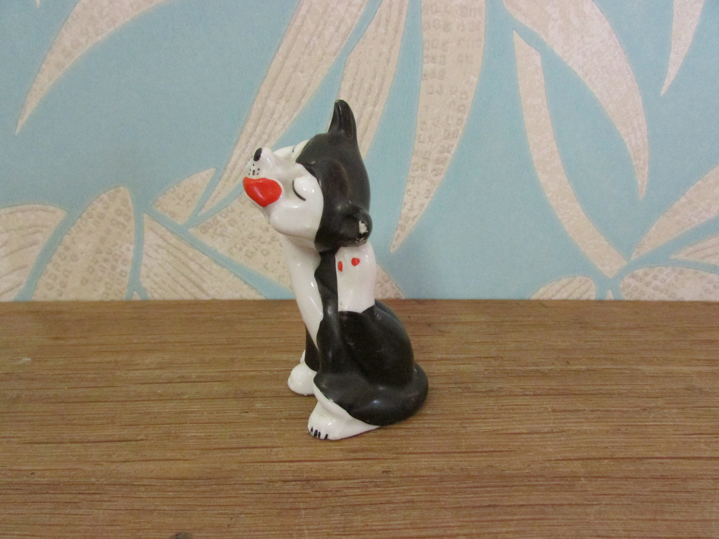 circa. 1960s small ceramic comical black & white scratching cat figurine