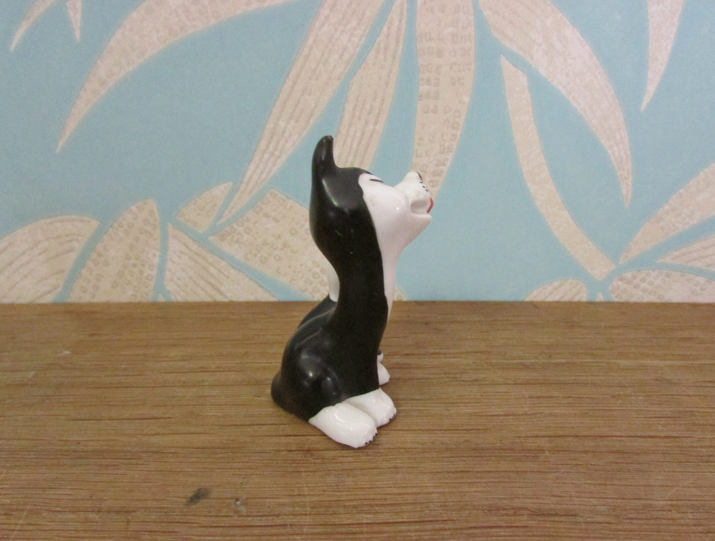 circa. 1960s small ceramic comical black & white scratching cat figurine