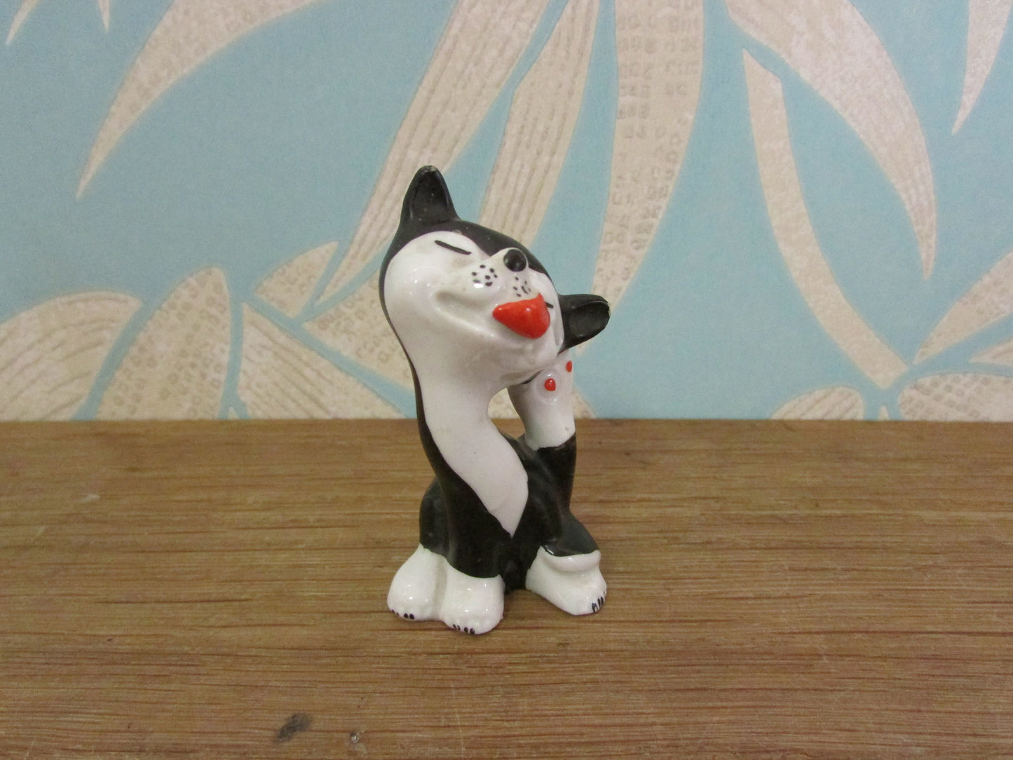 circa. 1960s small ceramic comical black & white scratching cat figurine