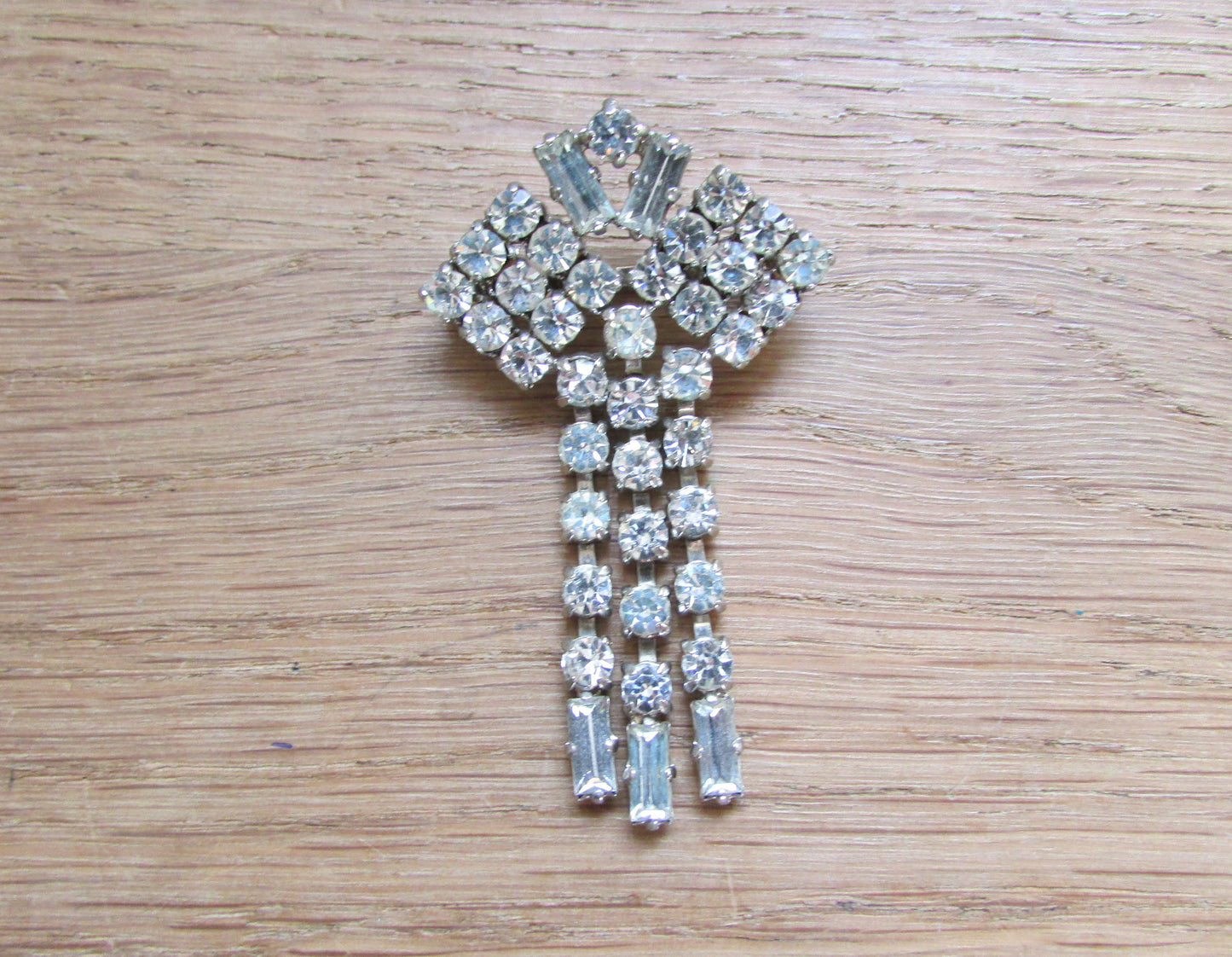 Circa. 1960s rhinestone/diamante drop deco-style brooch