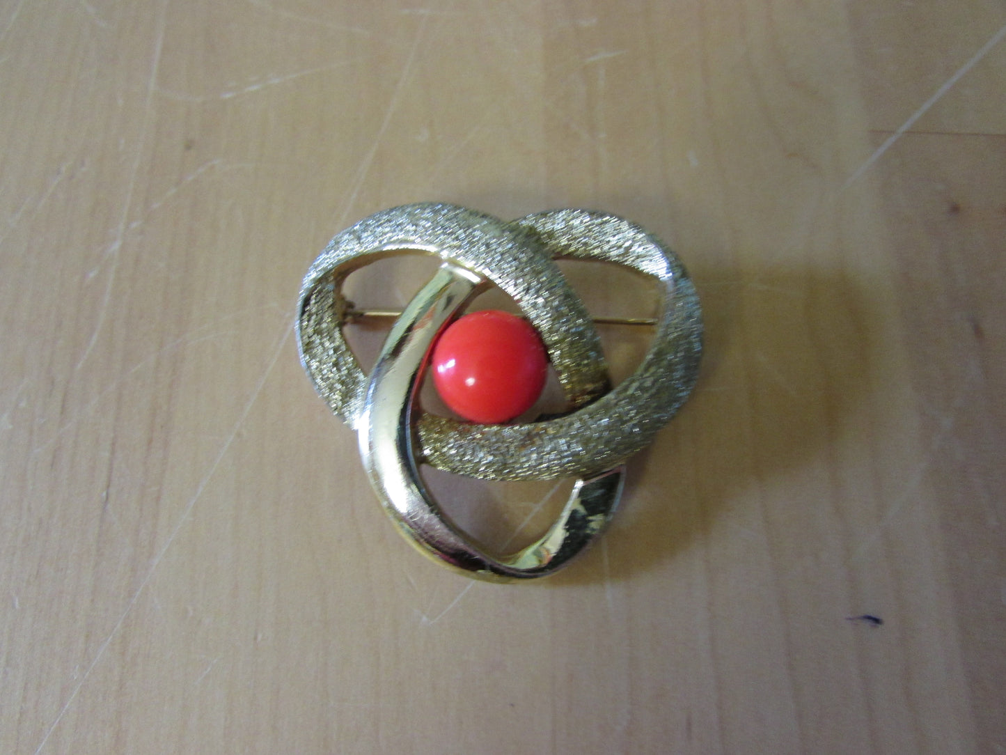 Vintage Sarah Coventry gold-tone twist brooch with tangerine cabochon centre
