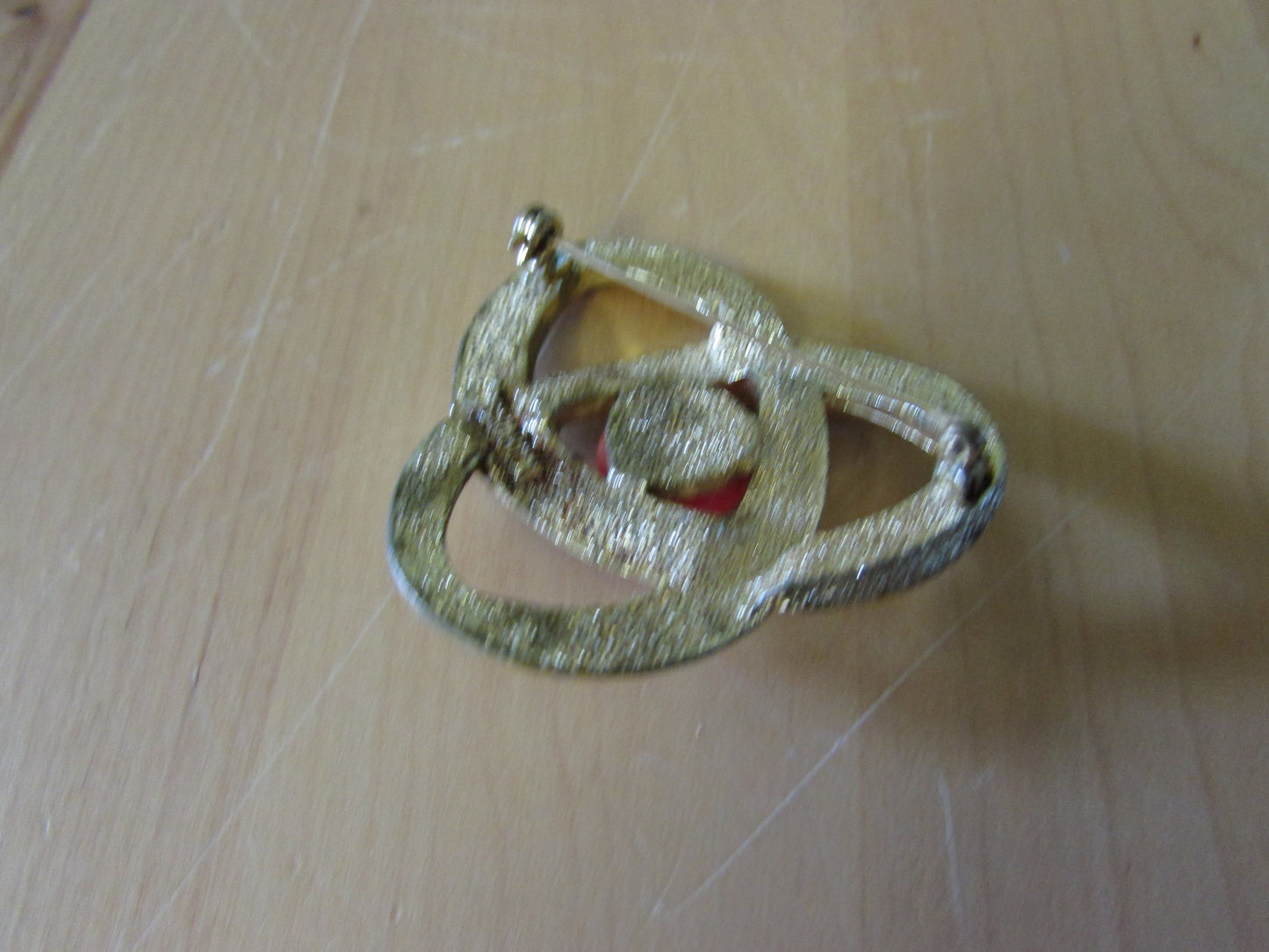 Vintage Sarah Coventry gold-tone twist brooch with tangerine cabochon centre