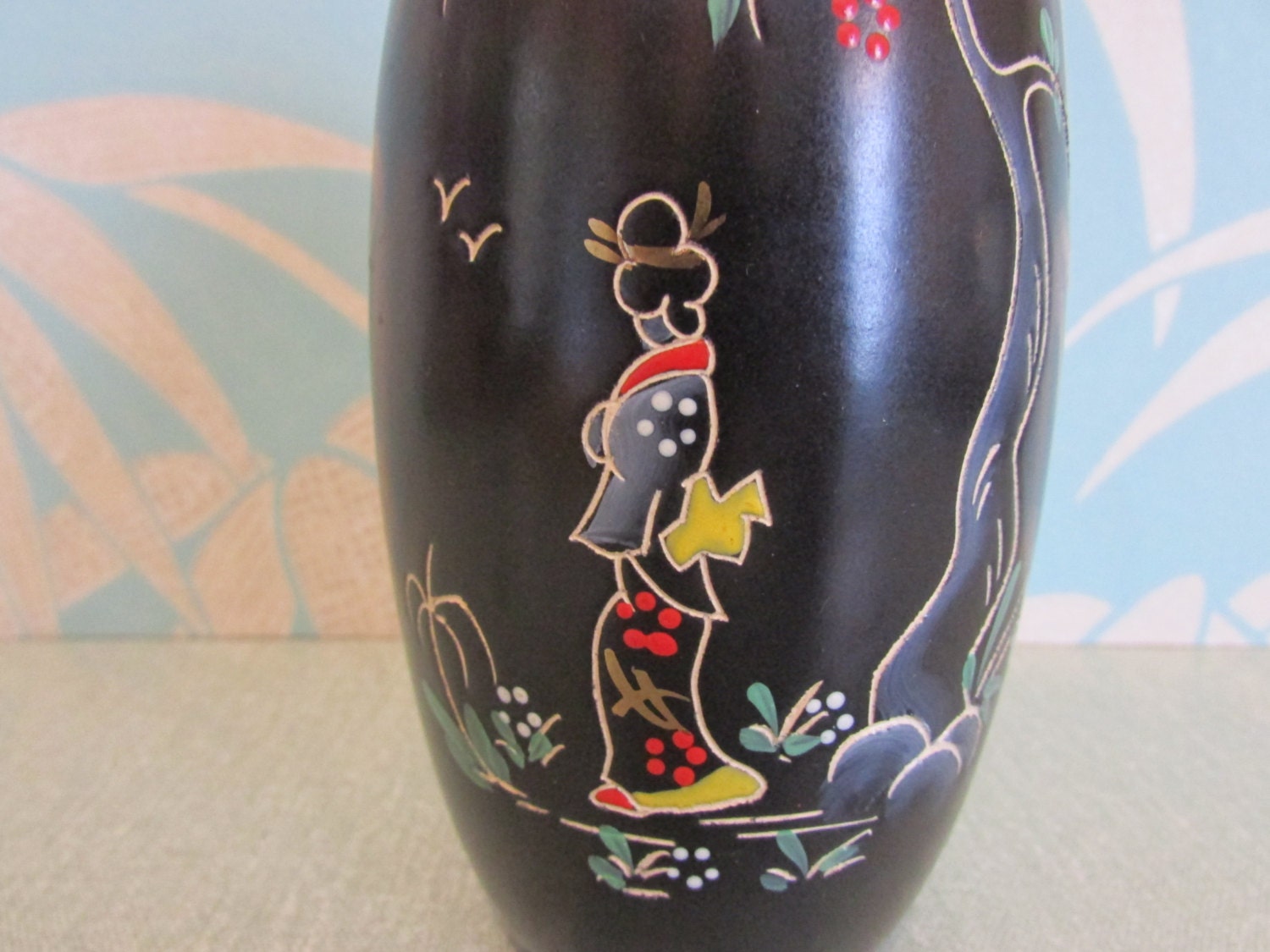 Small vintage Eckhardt & Engler (?) black vase, beautiful Geisha décor