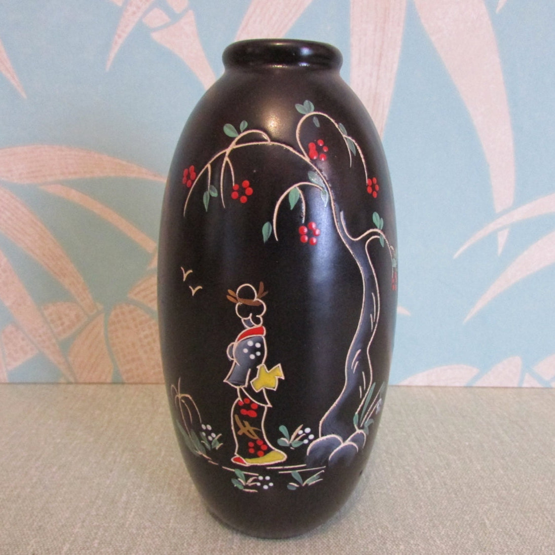 Small vintage Eckhardt & Engler (?) black vase, beautiful Geisha décor