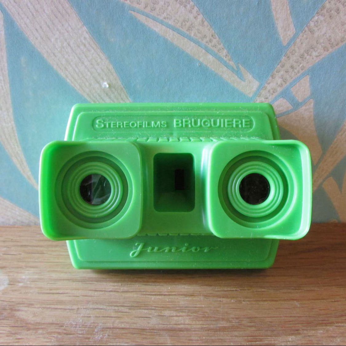 Vintage green plastic Bruguiere Junior stereoscope with 5 stereo cards & original packaging