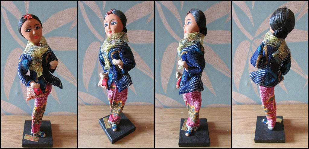 Pair of vintage Singaporean traditional costume souvenir/folk pose dolls