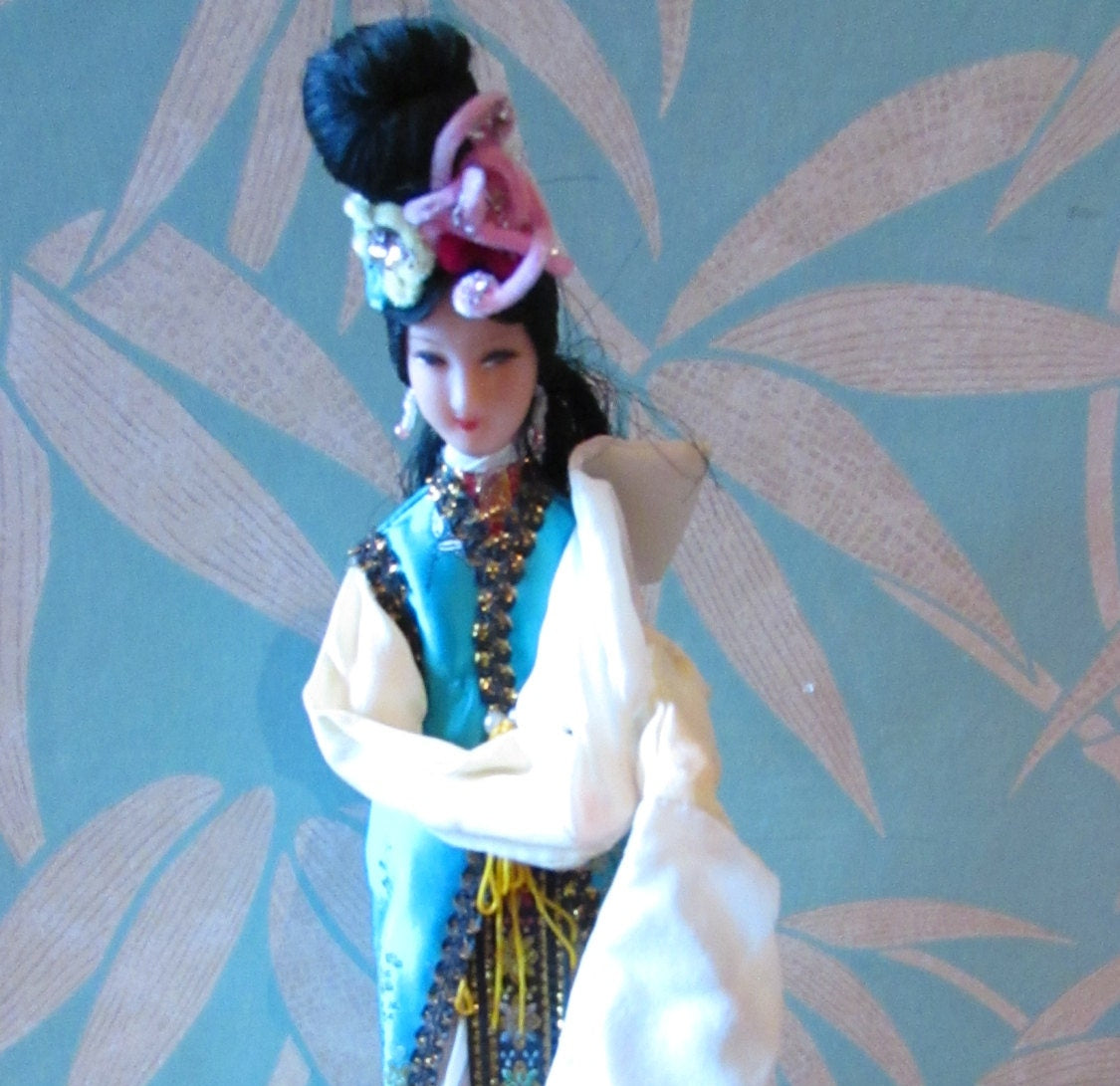 Vintage traditional-costume Chinese pose doll