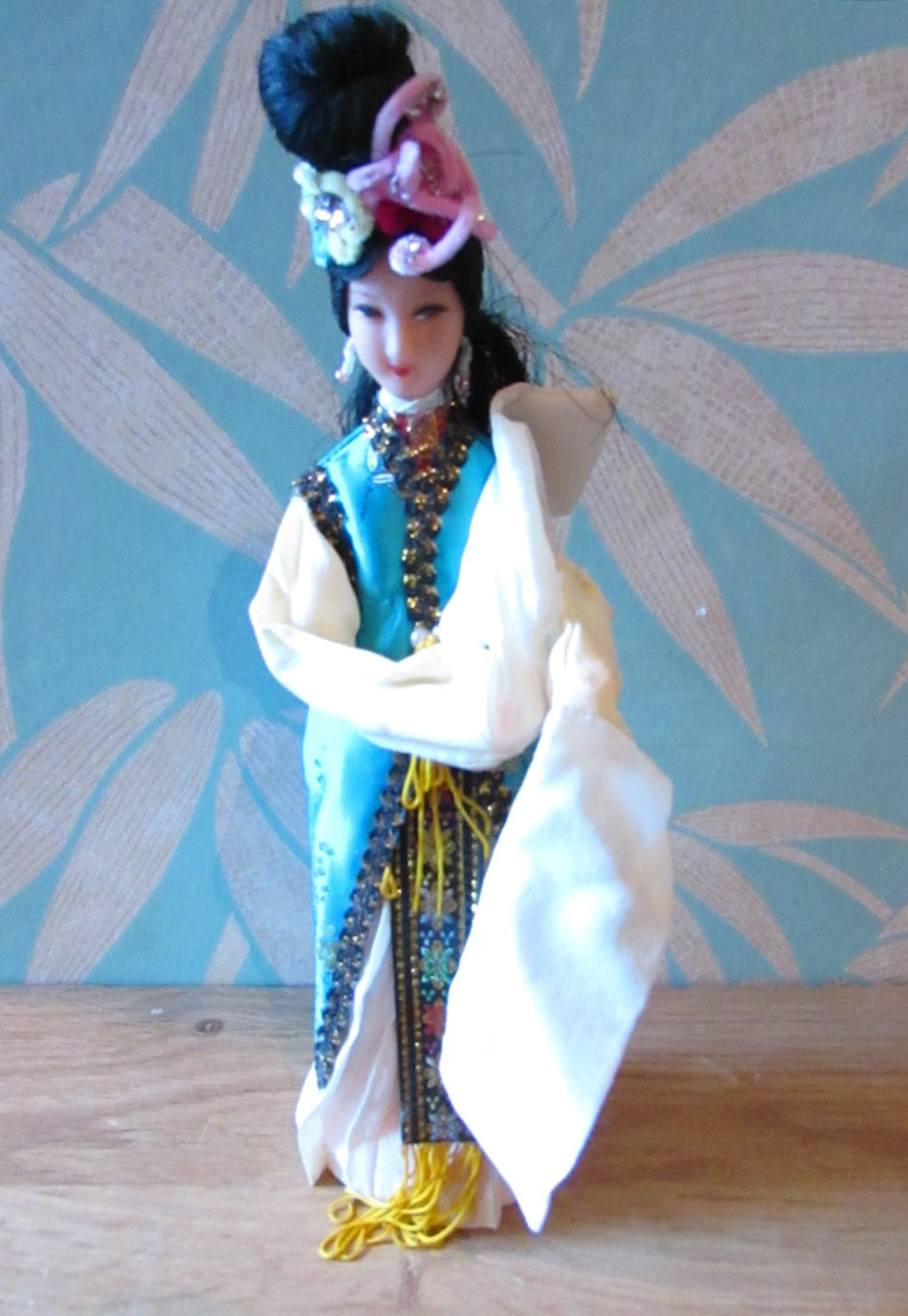 Vintage traditional-costume Chinese pose doll