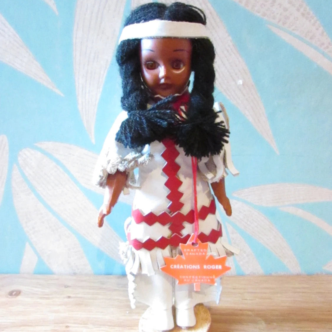 Vintage "Créations Roger" Native American Indian squaw souvenir doll with open/close eyes, made in Canada
