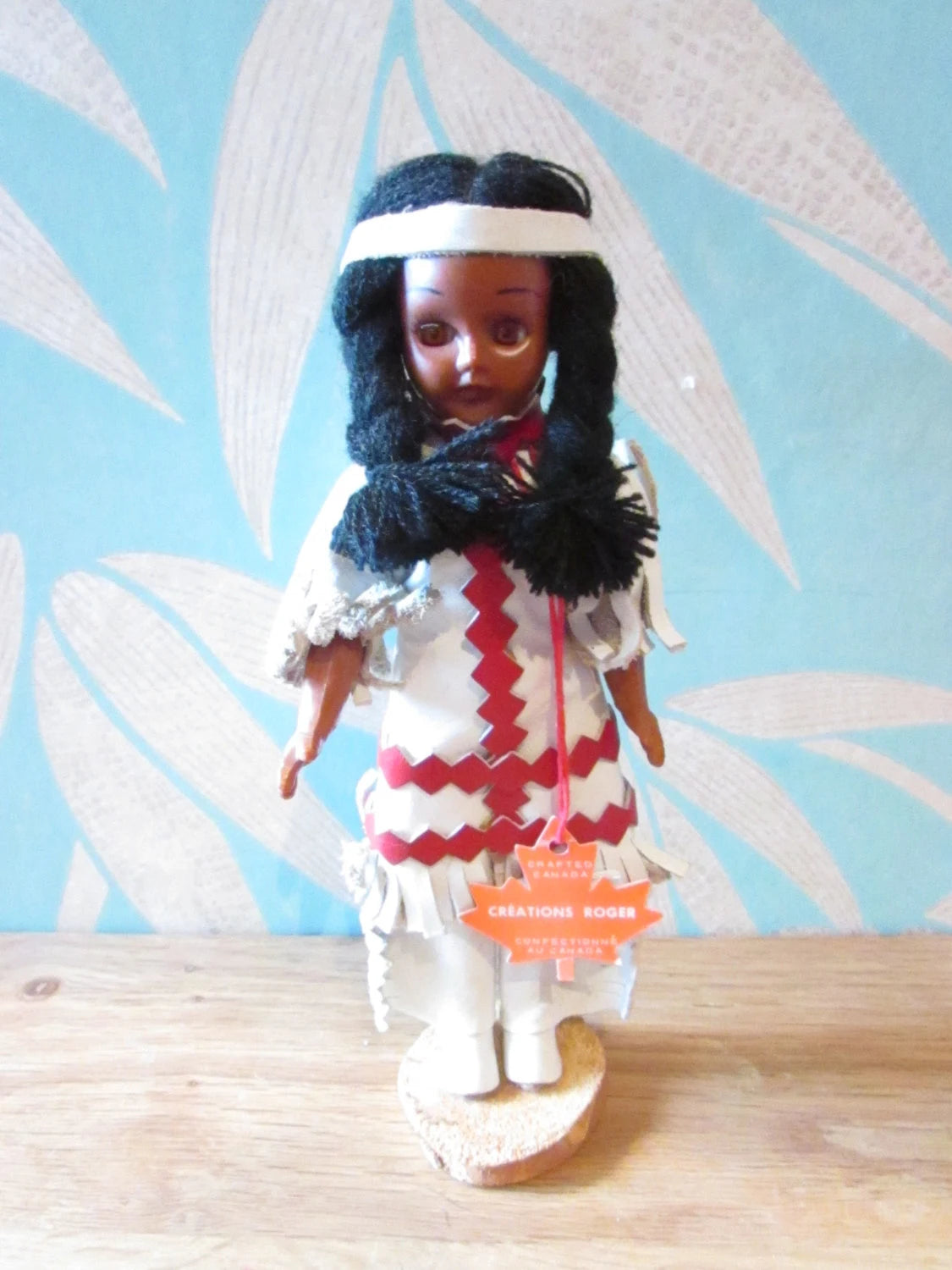 Vintage "Créations Roger" Native American Indian squaw souvenir doll with open/close eyes, made in Canada