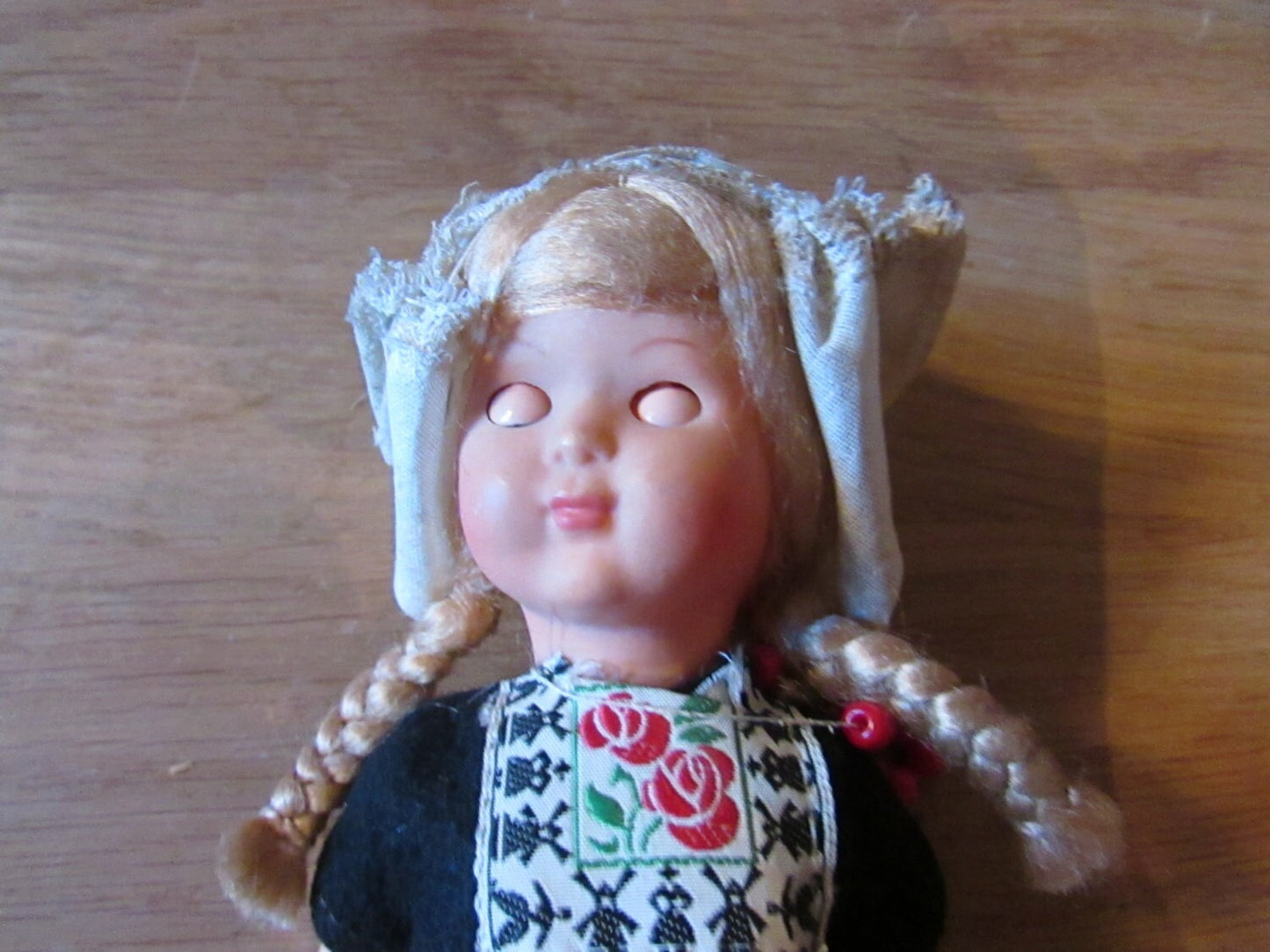 1940s/50s Dutch celluloid souvenir/folk doll with open/close eyes
