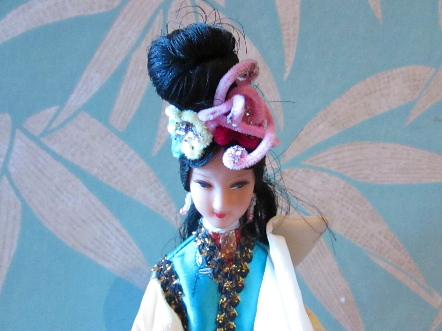 Vintage traditional-costume Chinese pose doll