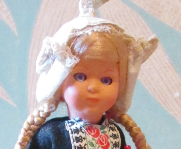 1940s/50s Dutch celluloid souvenir/folk doll with open/close eyes