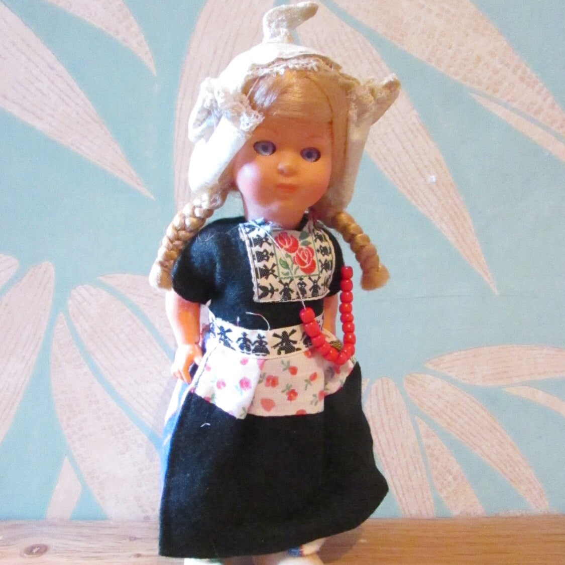 1940s/50s Dutch celluloid souvenir/folk doll with open/close eyes