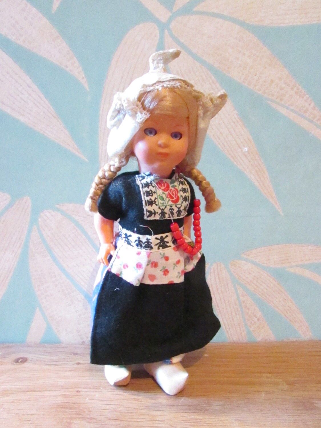 1940s/50s Dutch celluloid souvenir/folk doll with open/close eyes