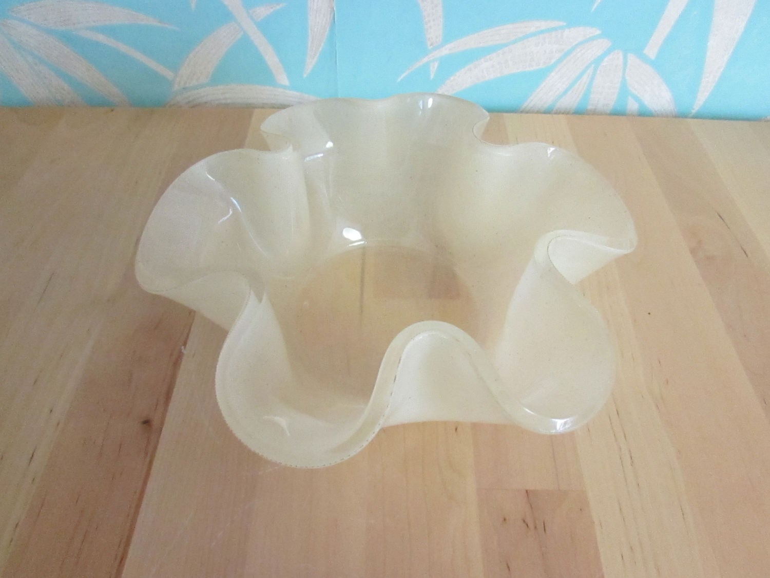Vintage off-white/cream moulded pinched plastic/resin fruit bowl