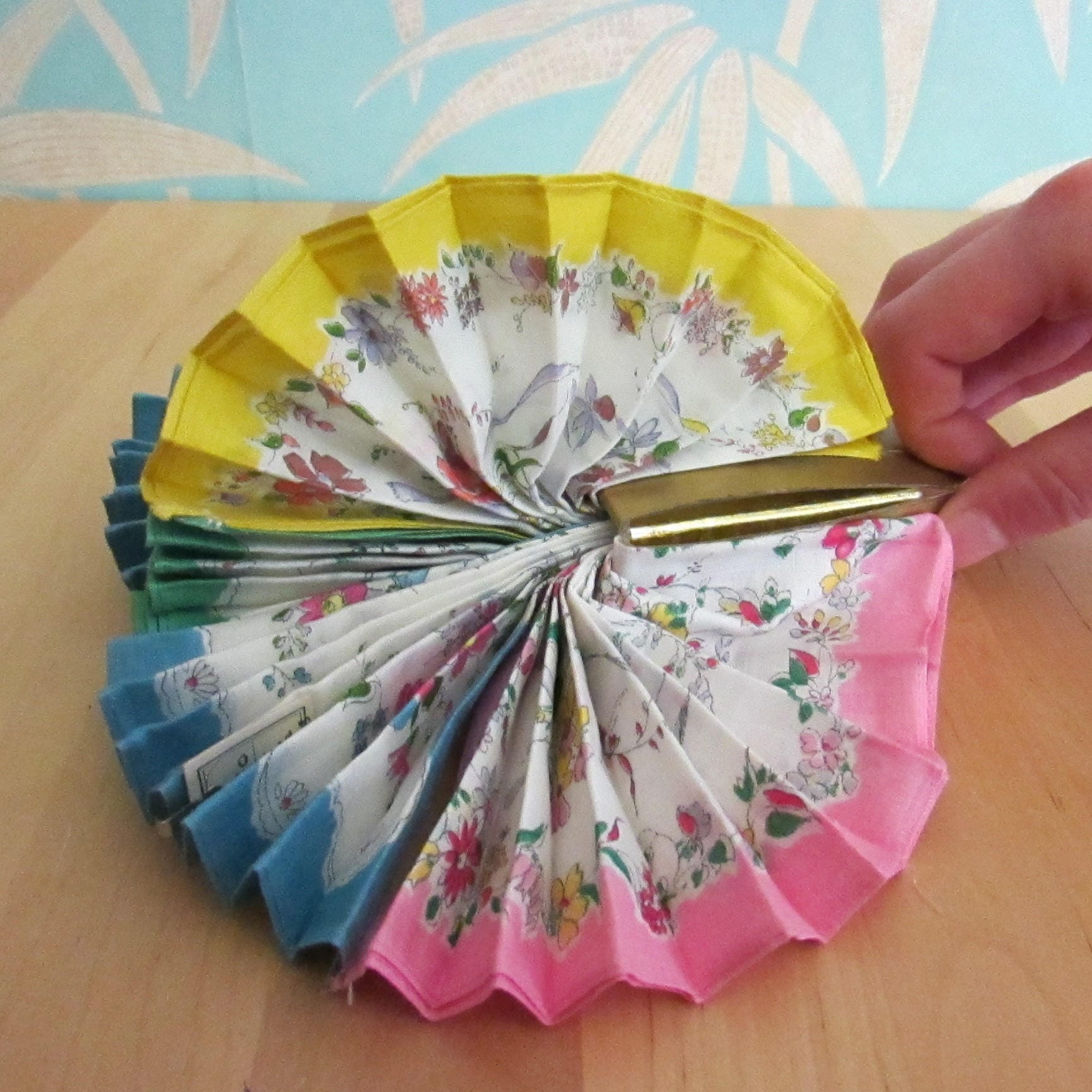 Kitsch vintage ladies 4-handkerchief fan set