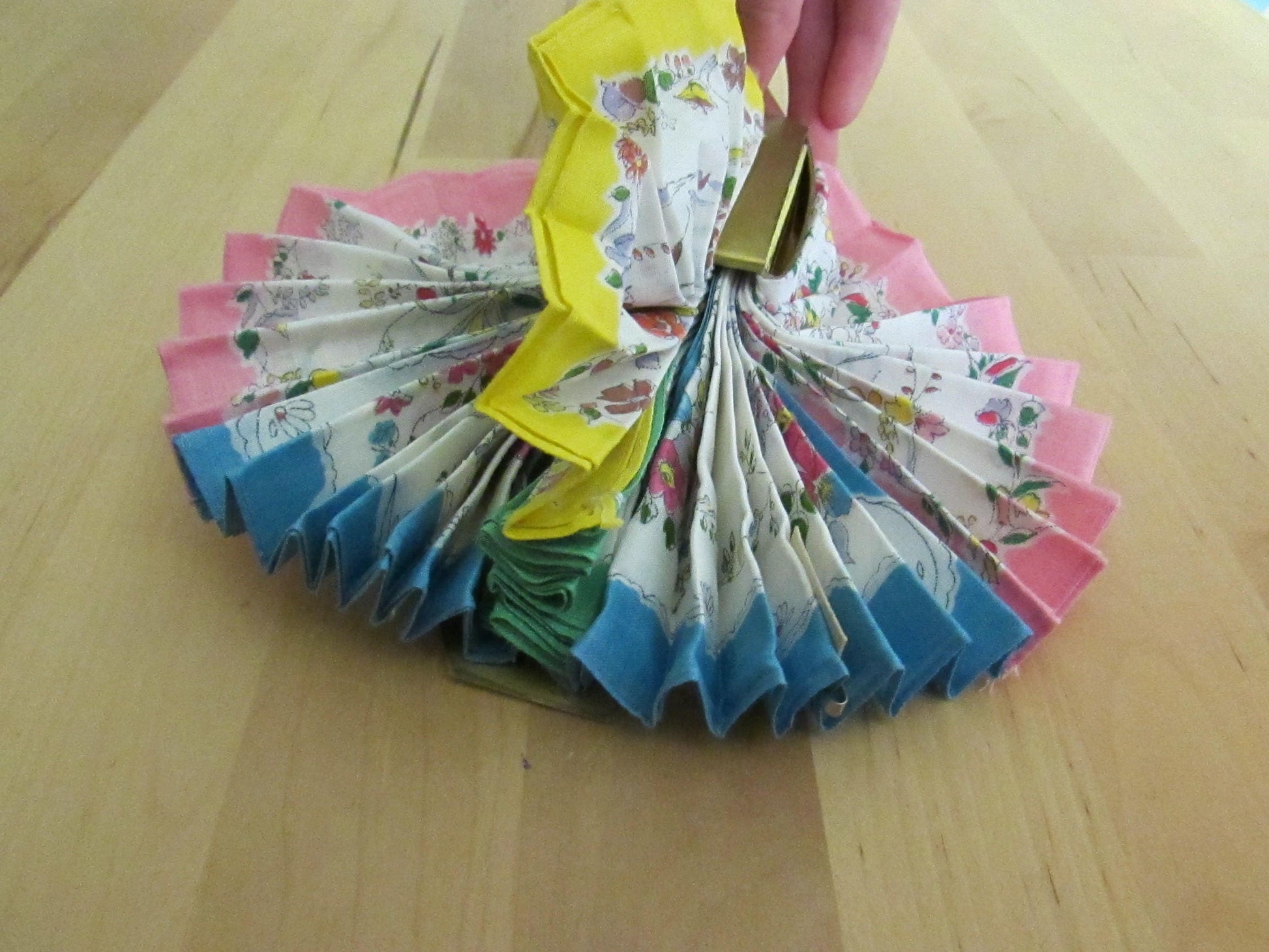 Kitsch vintage ladies 4-handkerchief fan set
