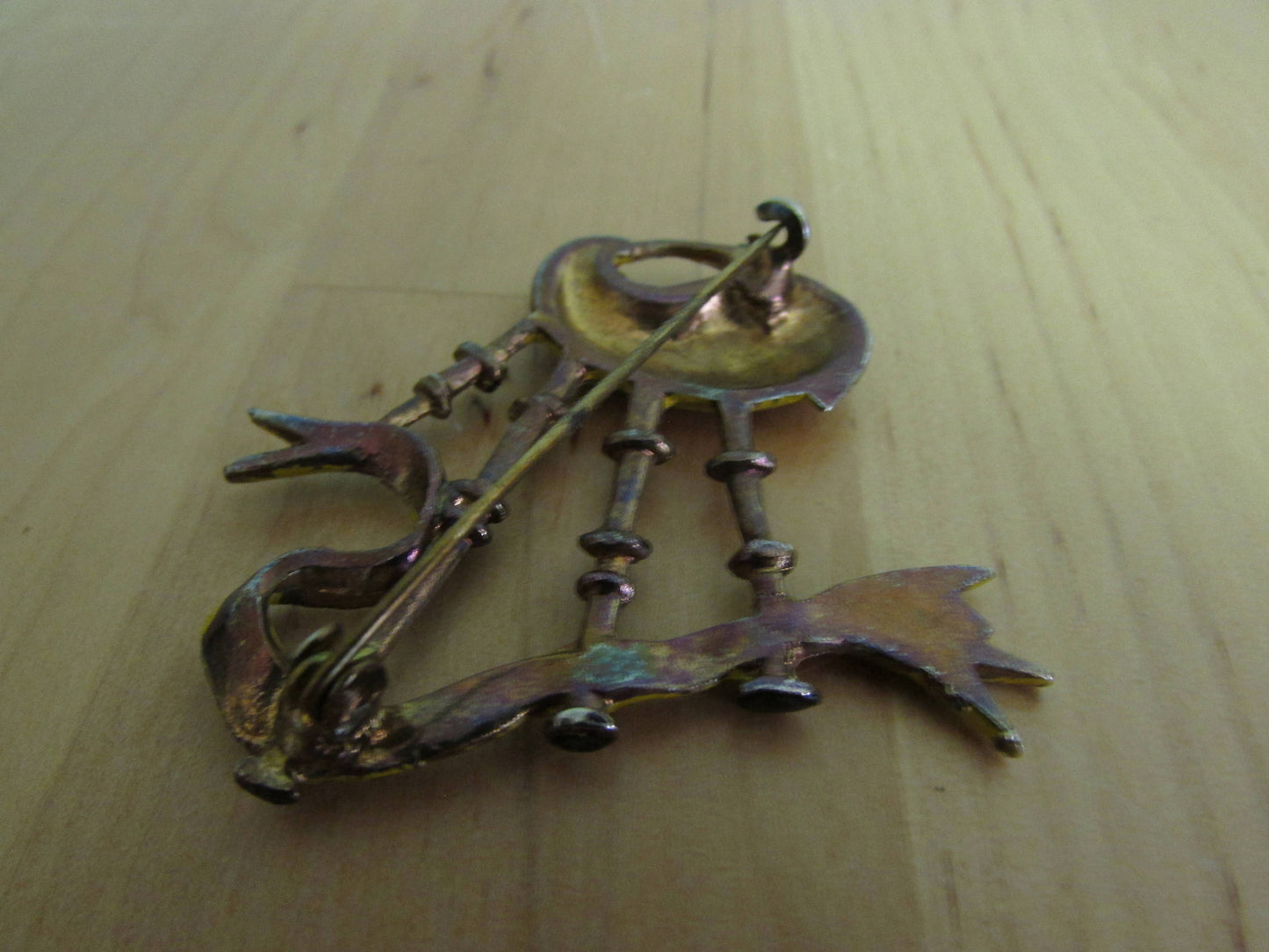 1950s hand-painted yellow tartan Scottish bagpipes brooch.