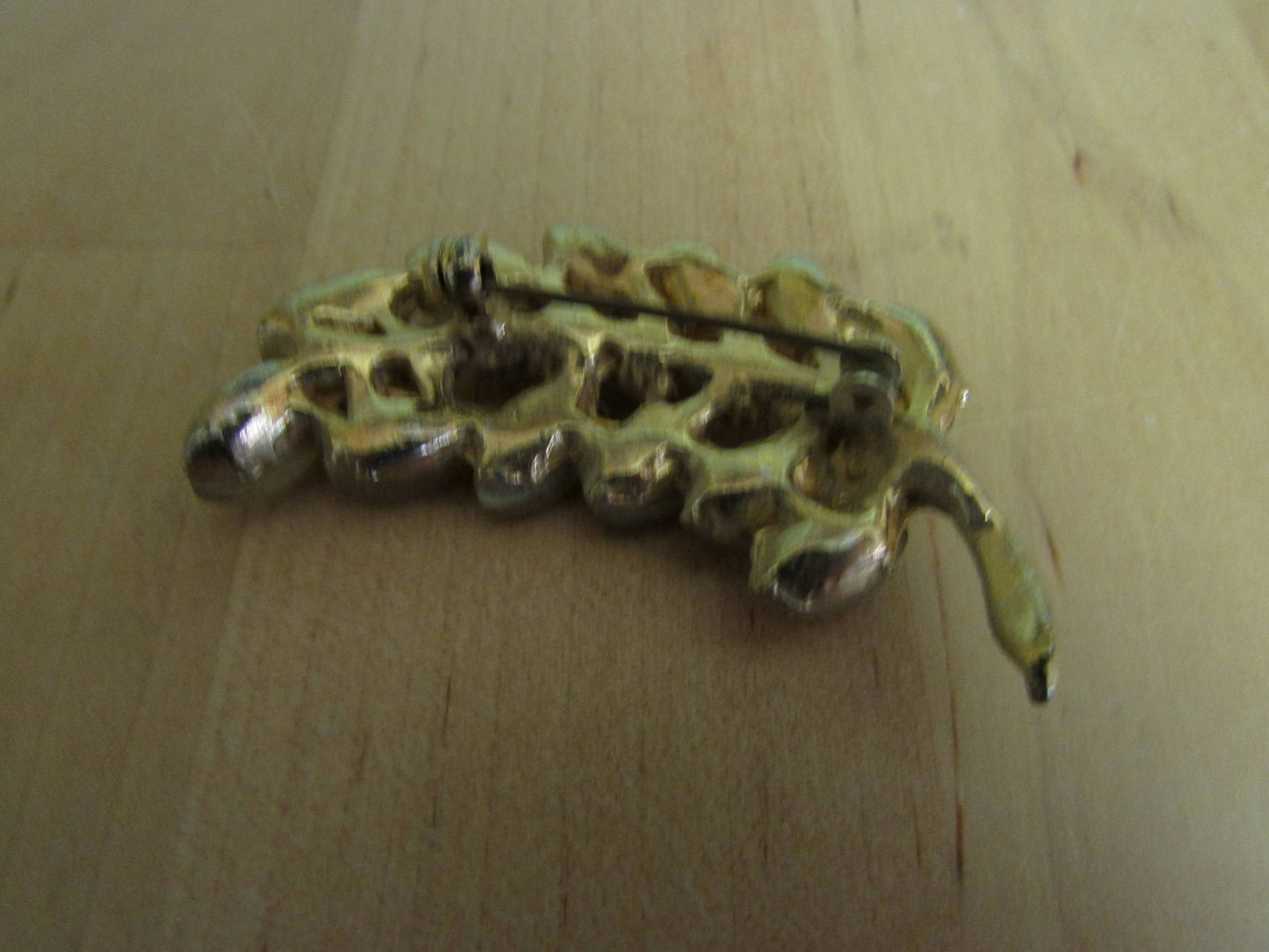 1950s gold-tone segregated leaf brooch with peach lucite leaves & diamanté spine detail