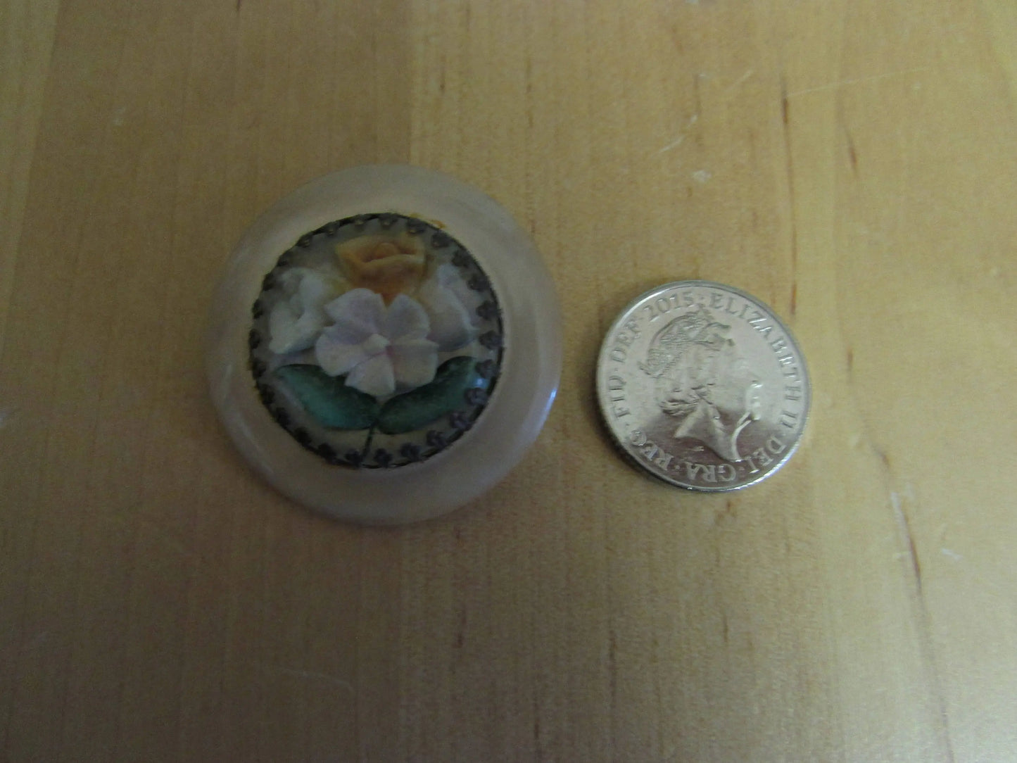 Vintage translucent resin set carved flowers round brooch