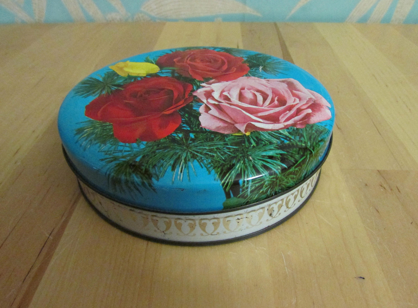 1960s/70s Sharps Product red & pink roses round candy tin