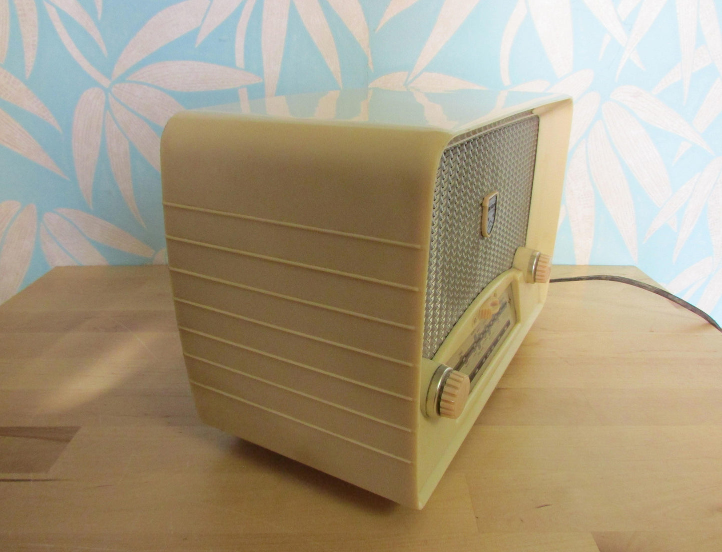 1950s Ultra Troubadour U7961 Bakelite twin dial valve radio