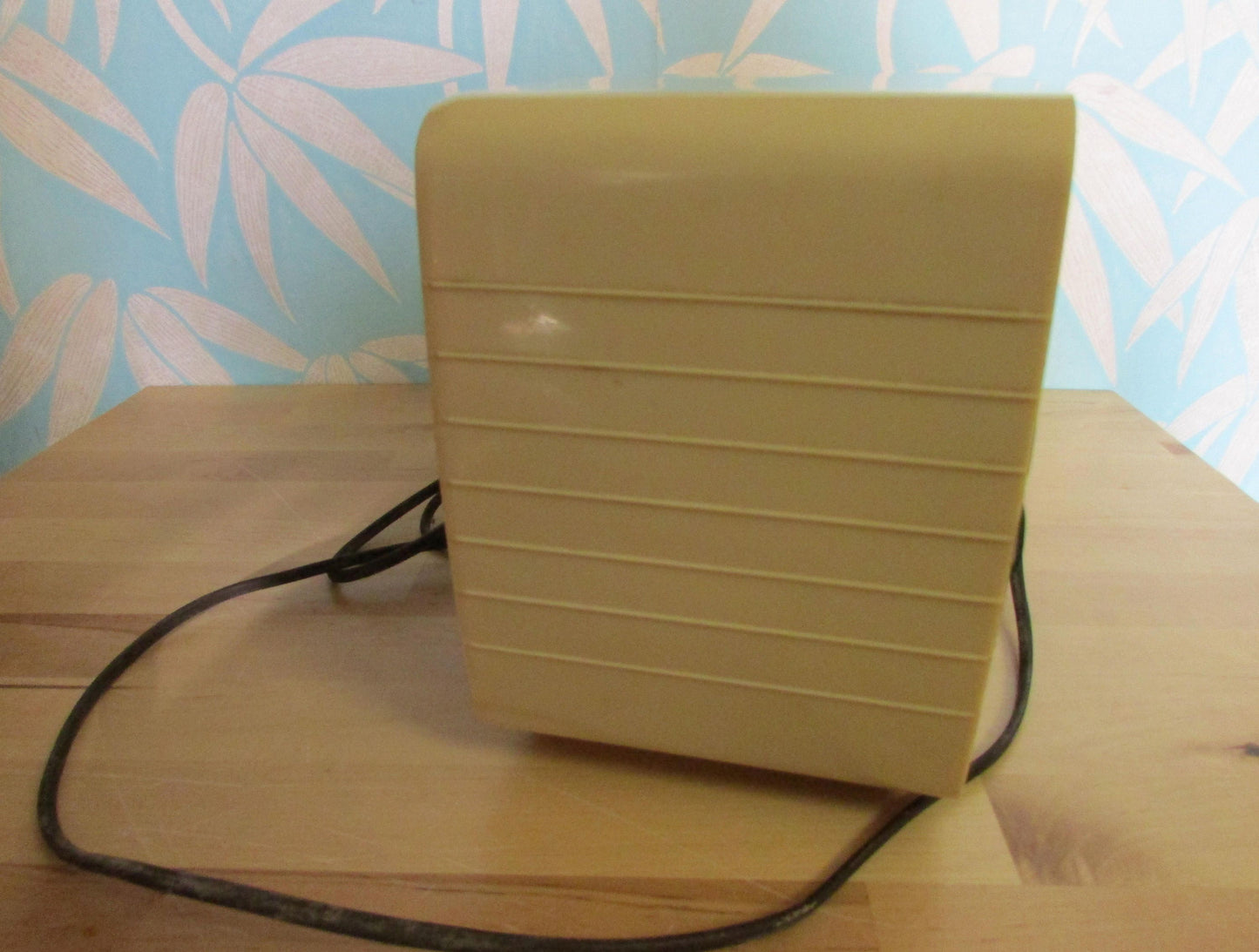 1950s Ultra Troubadour U7961 Bakelite twin dial valve radio