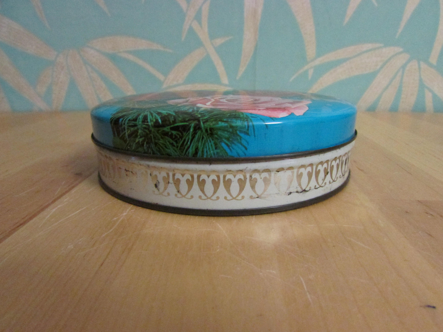 1960s/70s Sharps Product red & pink roses round candy tin