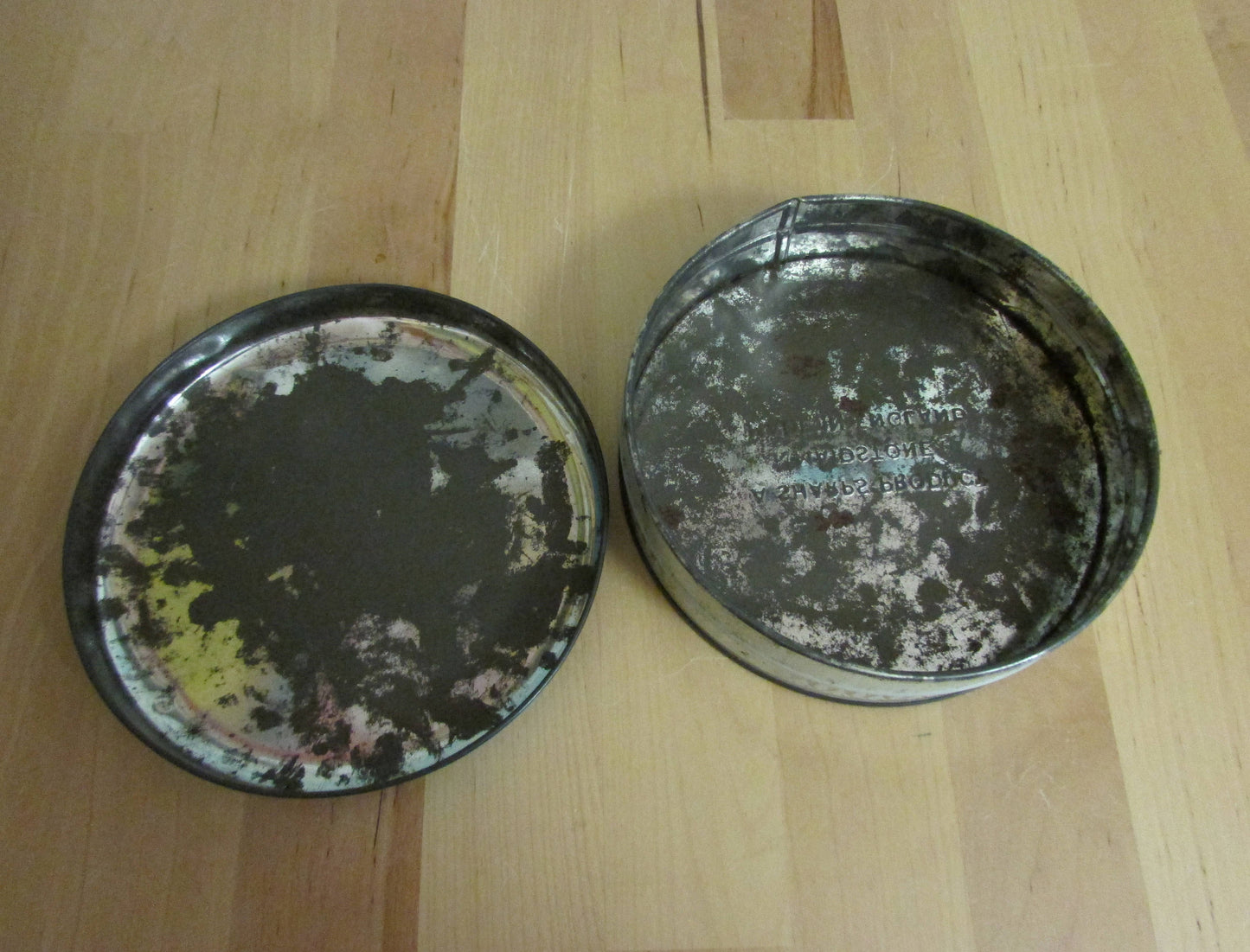 1960s/70s Sharps Product red & pink roses round candy tin