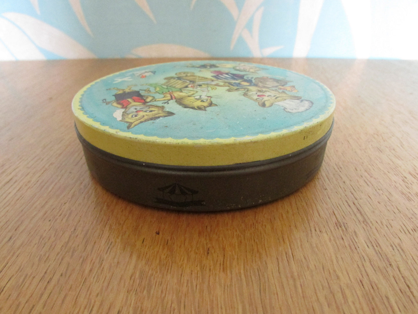1940s/50s Lovells toffee tin, illustrated with comical chef cat & kittens